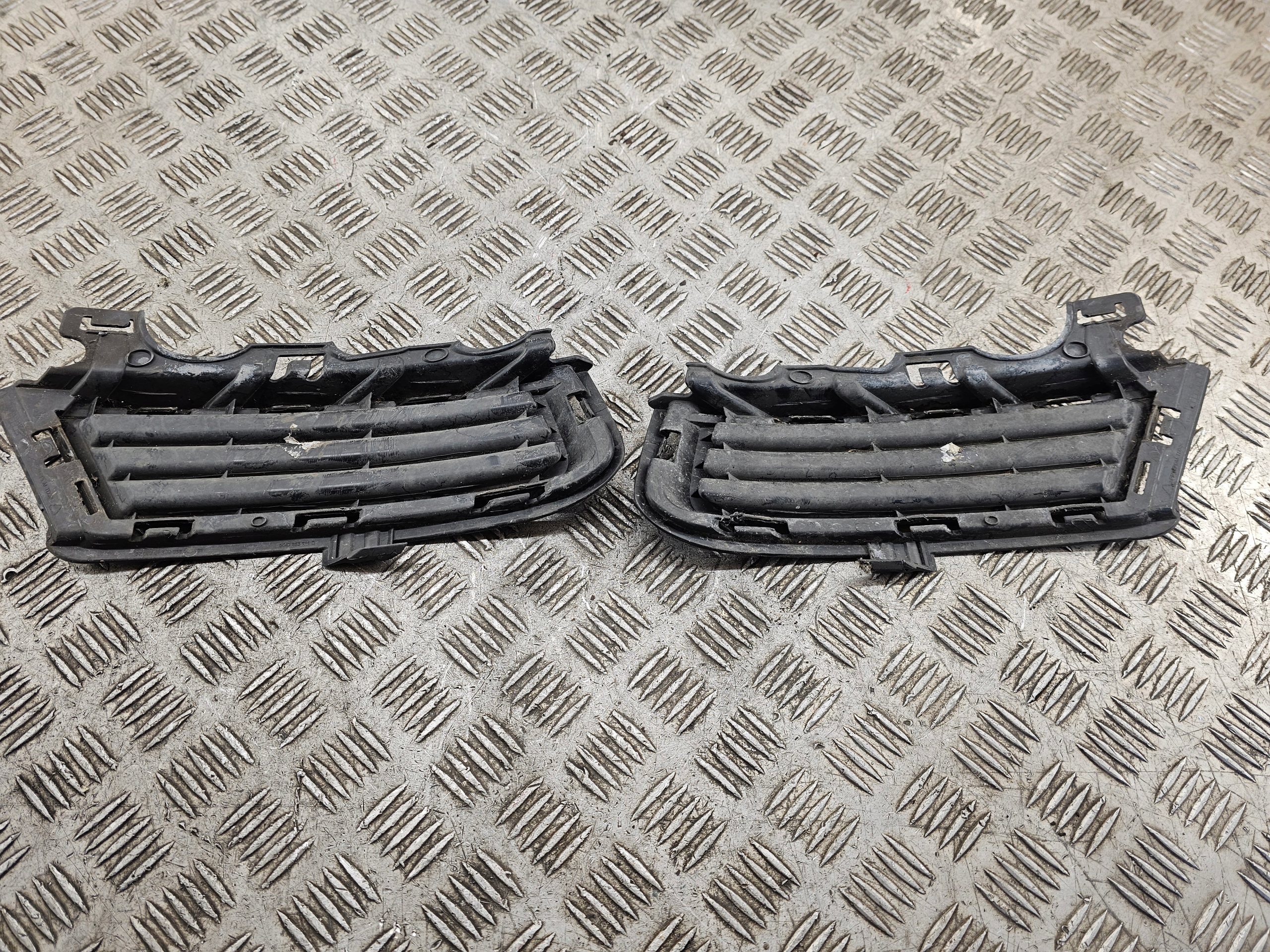 GOLF VII grid grille of a bumper left right front front 5G0853211D