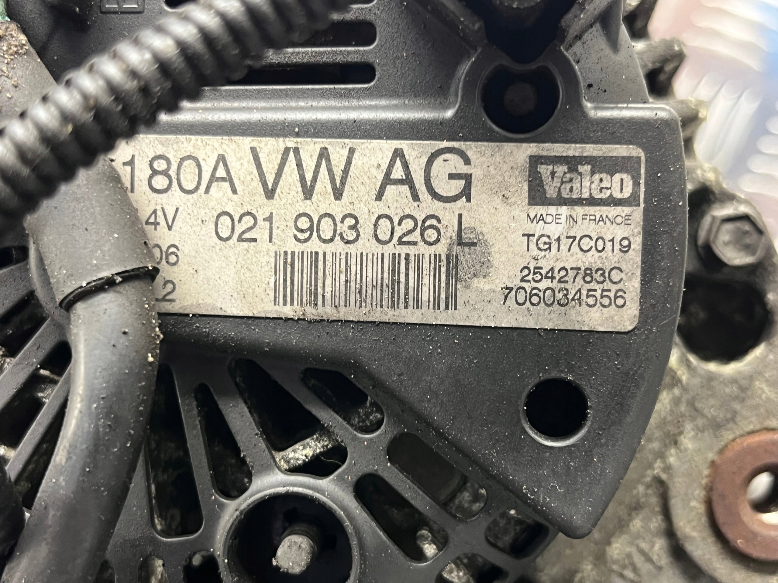 ALTERNATOR VOLKSWAGEN PASSAT B6 021903026L 180A