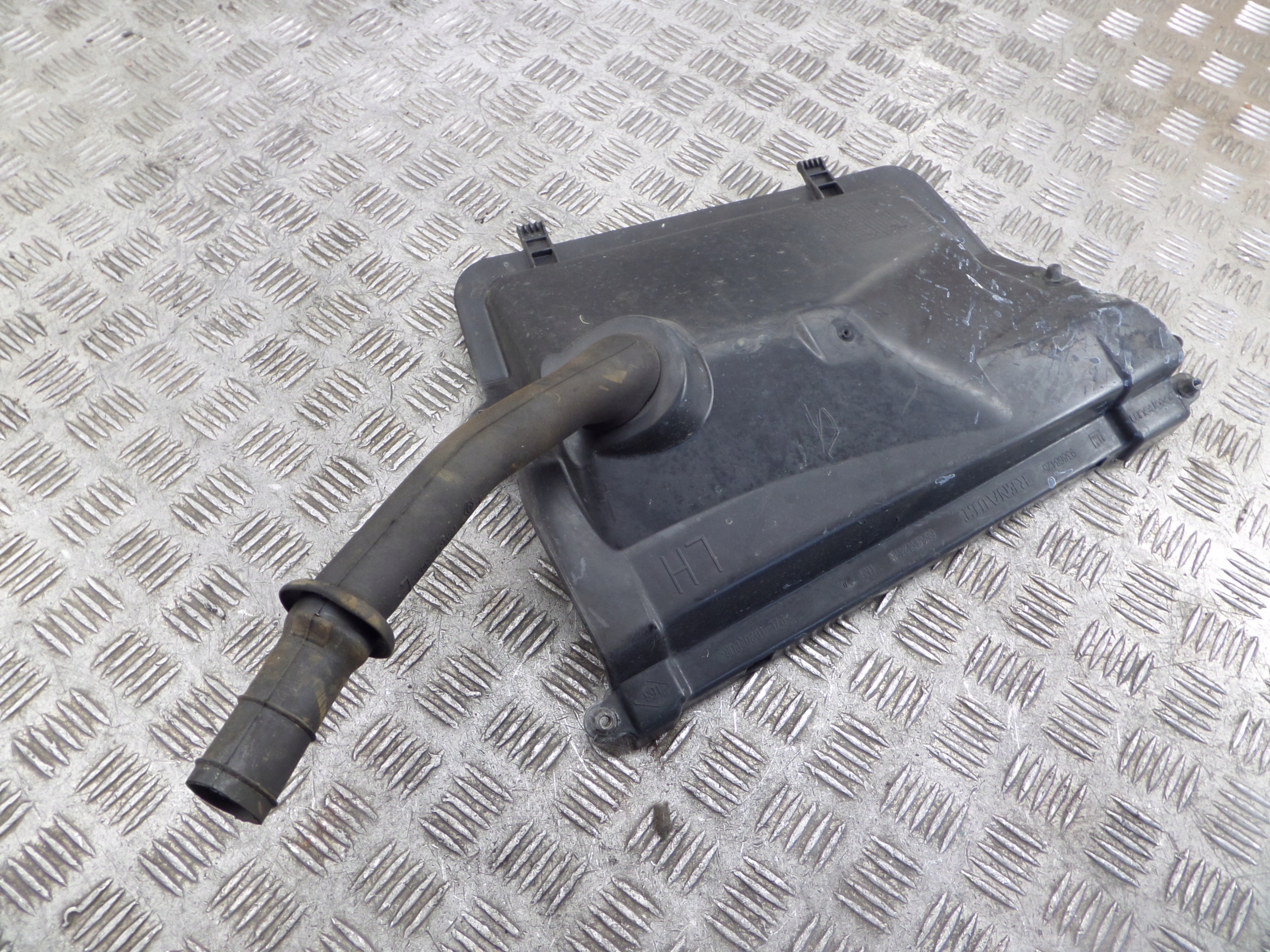 SPLYW under the window left RENAULT TRAFIC III 668634247R