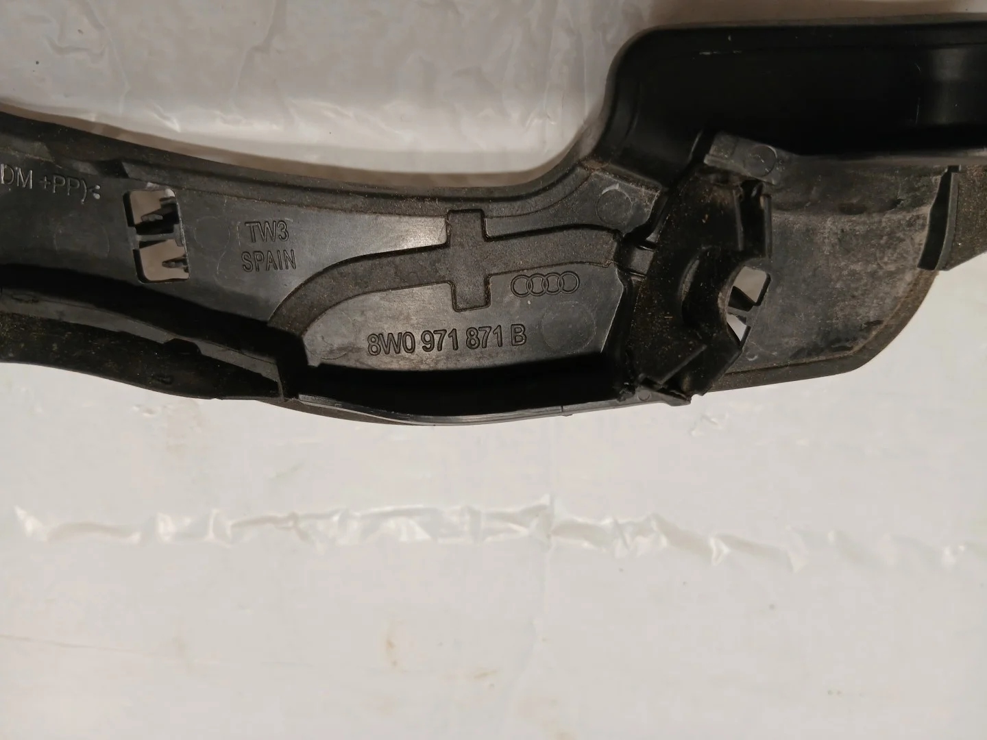 AUDI A4 B9 LIFT ODPLYW under the window 8W0971871B