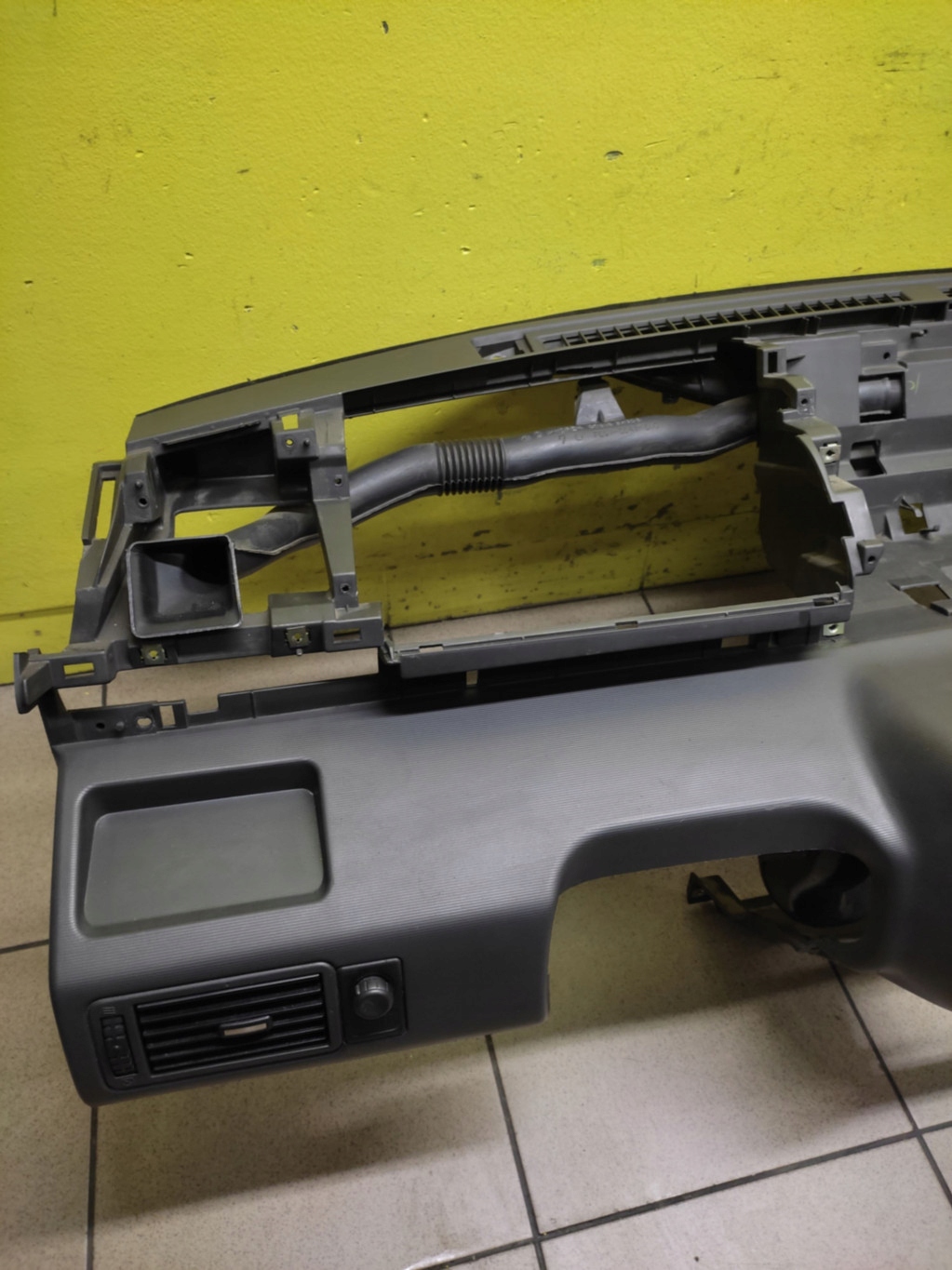 NISSAN X-TRAIL T30 cockpit dashboard instrument panel