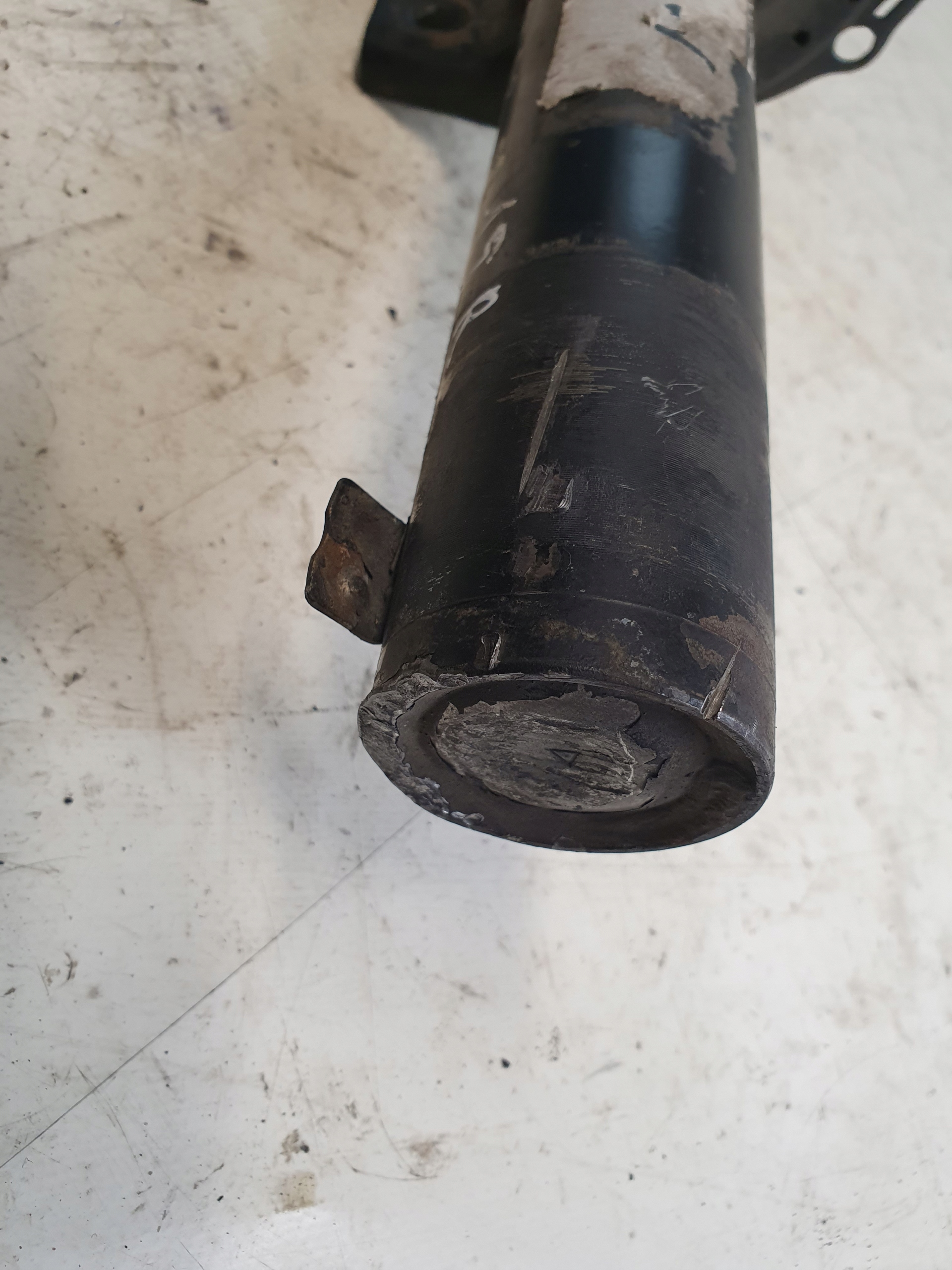shock absorber front left OE 3Q0413031BN VOLKSWAGEN PASSAT B8 2.0TDI 15r.