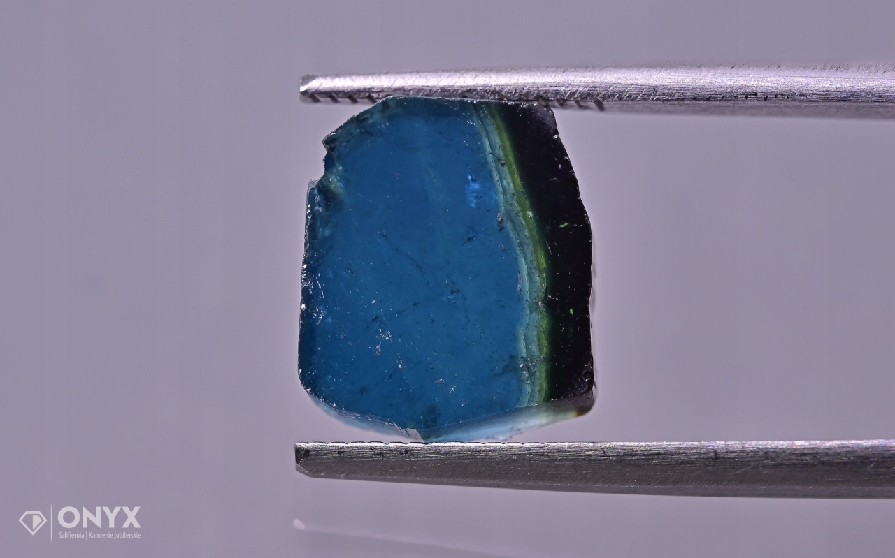 Turmalín nepravidelná dlažba 10,5x9 mm