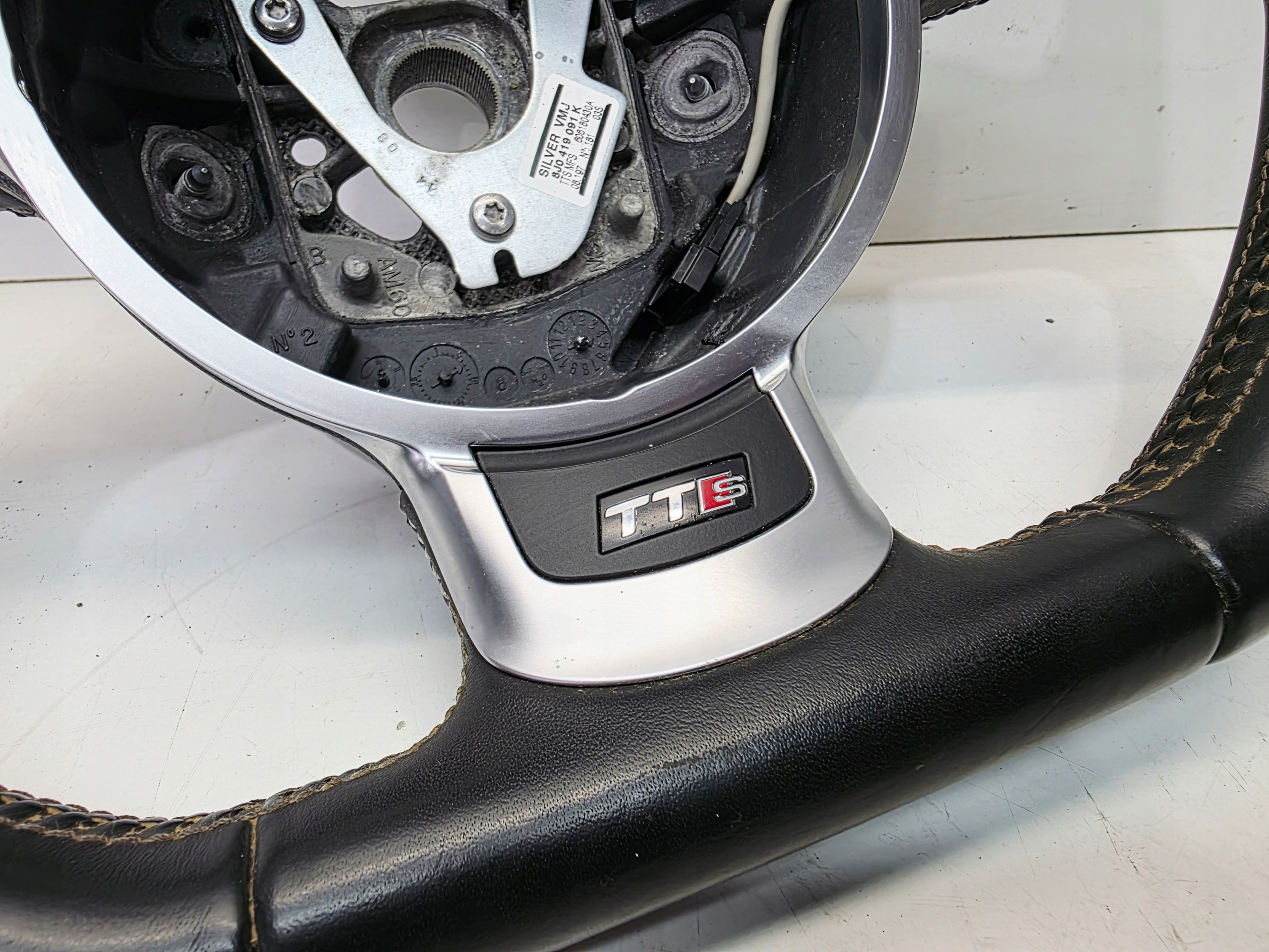 steering wheel, leather MULTI BIALA NIC SCIETA AUDI TT TTS 8J 8J0419091K BDB 23/25