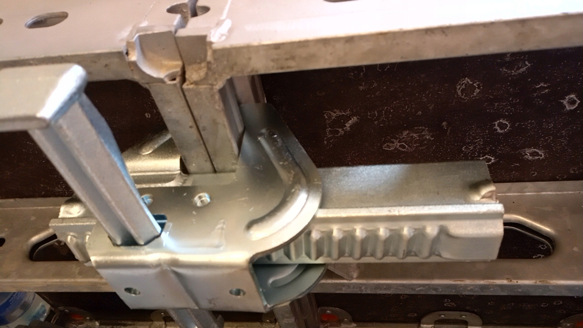 Zamek klinowy krótki do płyt szalunkowych typ RASTO MIDIBOX szalunki Kod producenta Dystans/com/pl - zamek midibox/rasto klinowy