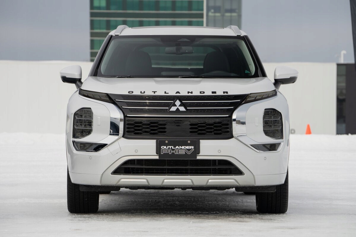 Fólie Premium Ppf světlomety Mitsubishi Outlander mírně ztmavují