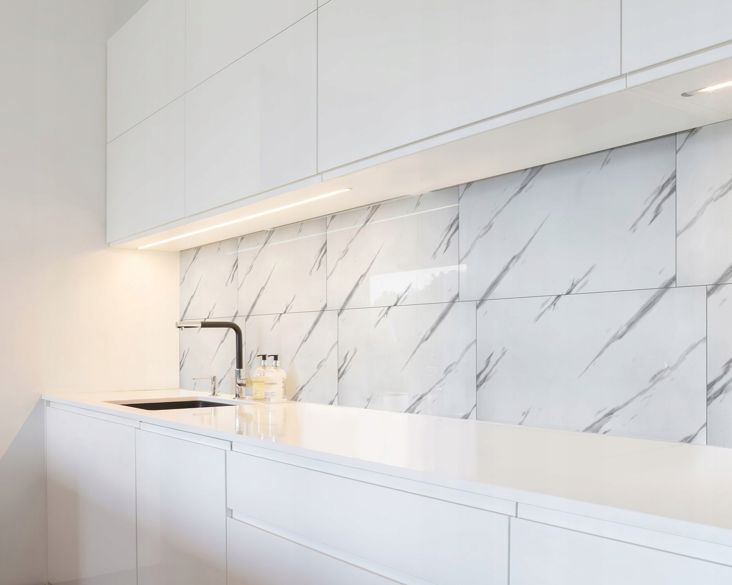 PANEL SAMOPRZYLEPNY DEKORACYJNY BIAŁY MARMUR PŁYTKA SAMOPRZYLEPNA LVT07 Długość 60 cm