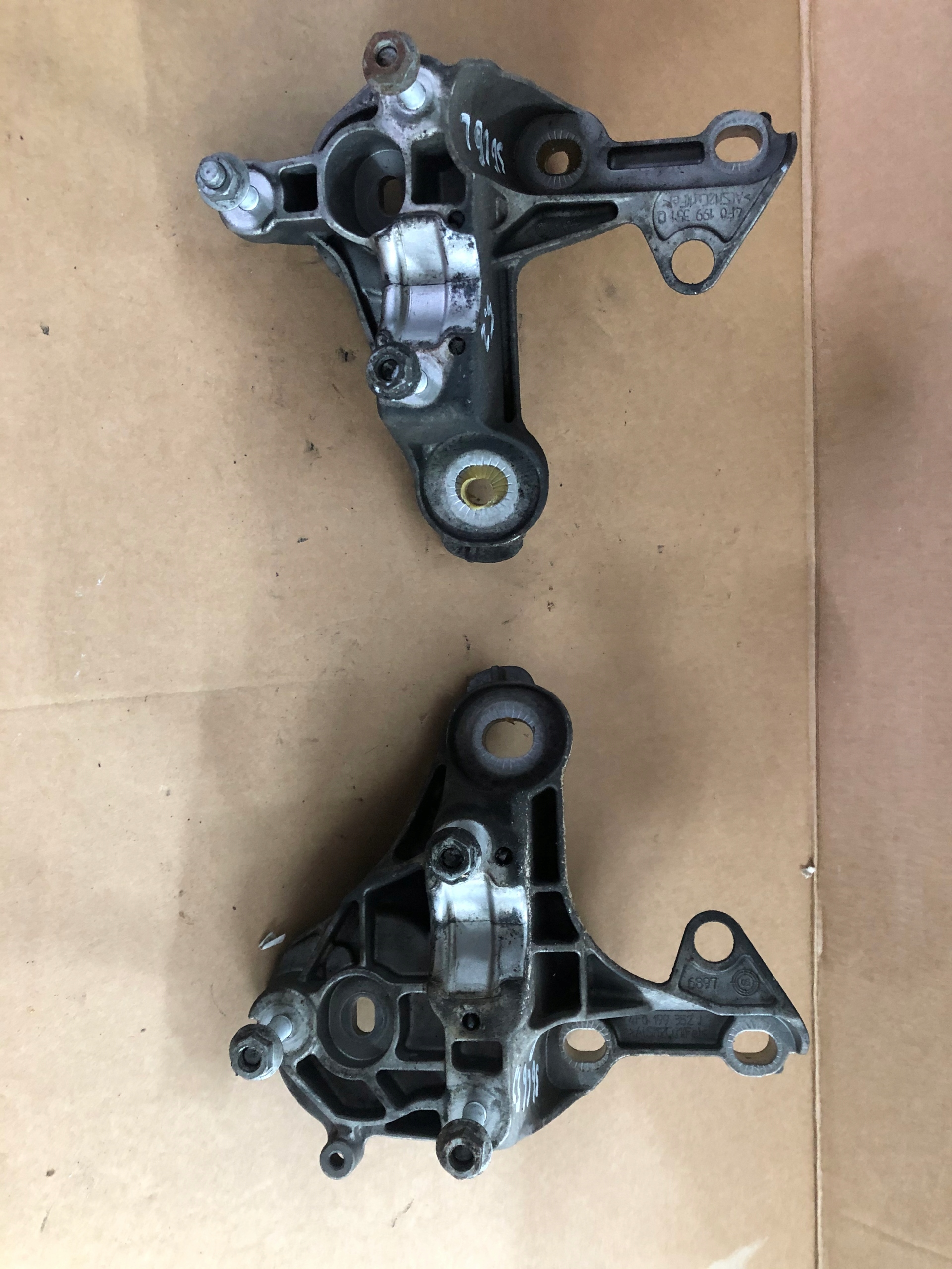 4F0199351Q - AUDI A6 S6 C6 5.2 FSI кронштейн двигателя левая