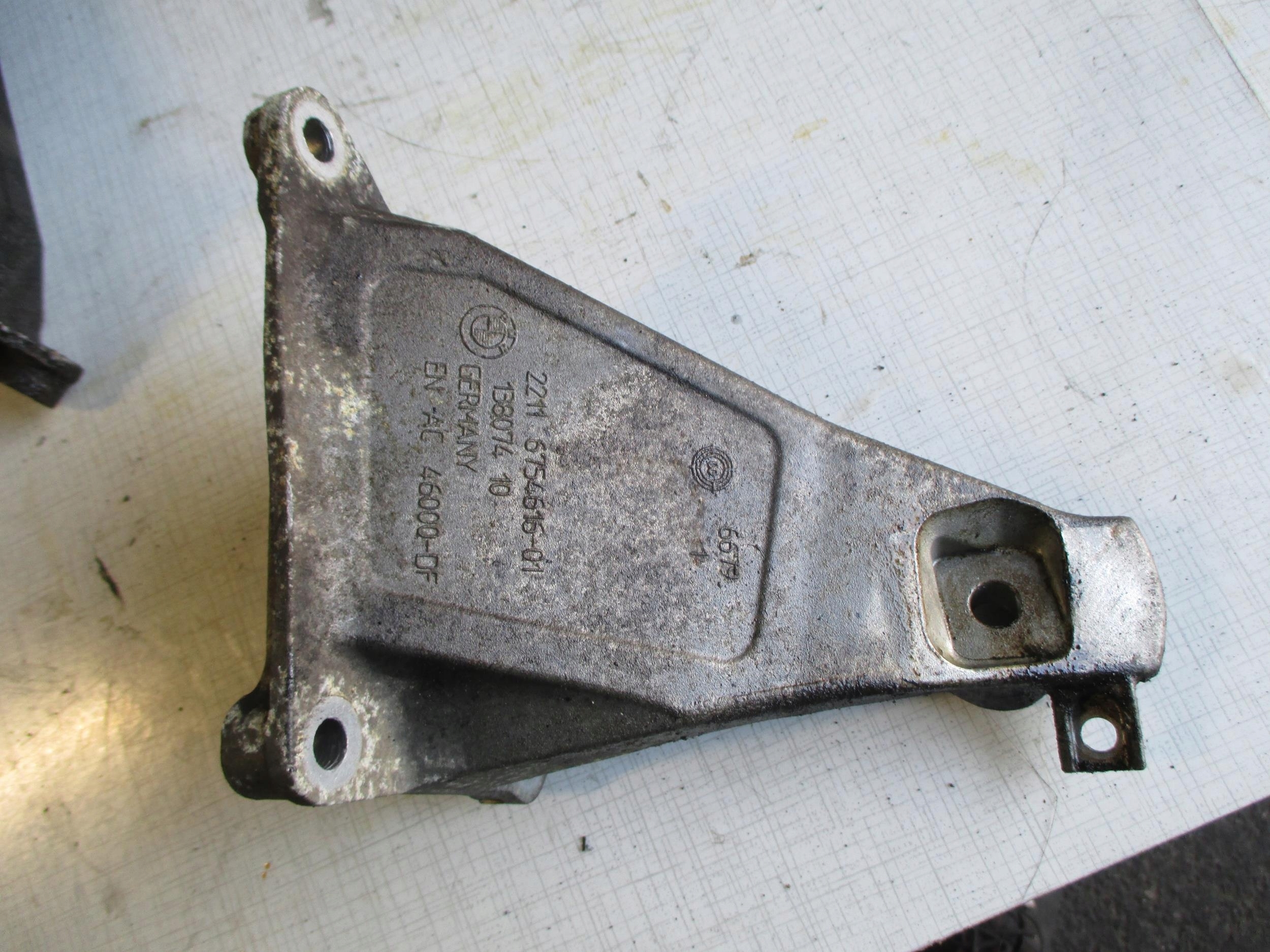 BMW E65 4.4i 01-05 ŁAPA SILNIKA PRAWA 6754616