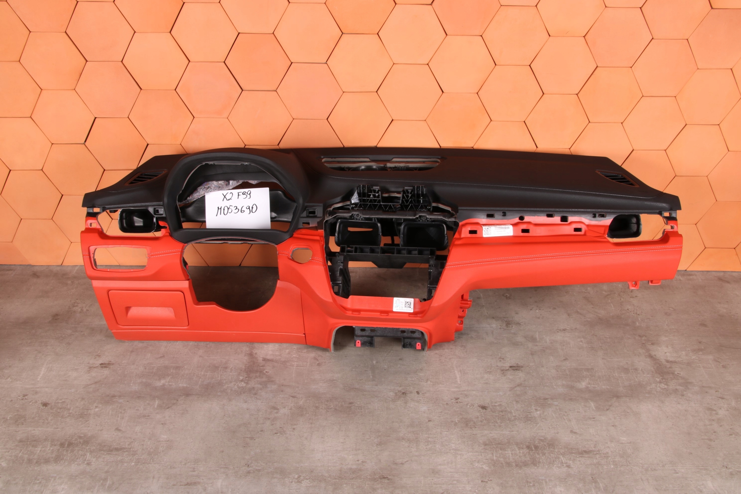 BMW X2 F39 originál dashboard instrument panel console MAGMA ROT grey SZEW