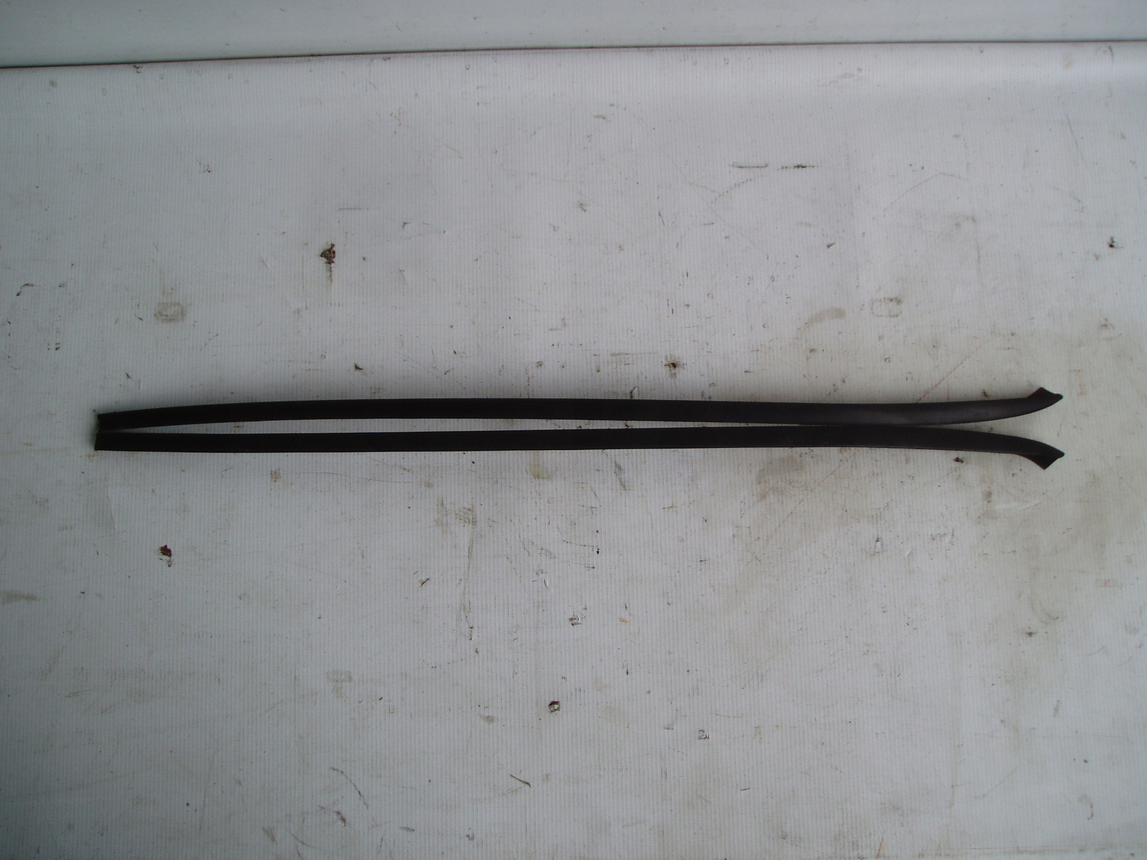 USZCZELKA LISTWA SZYBY CZOŁOWEJ LEWA PASSAT B6