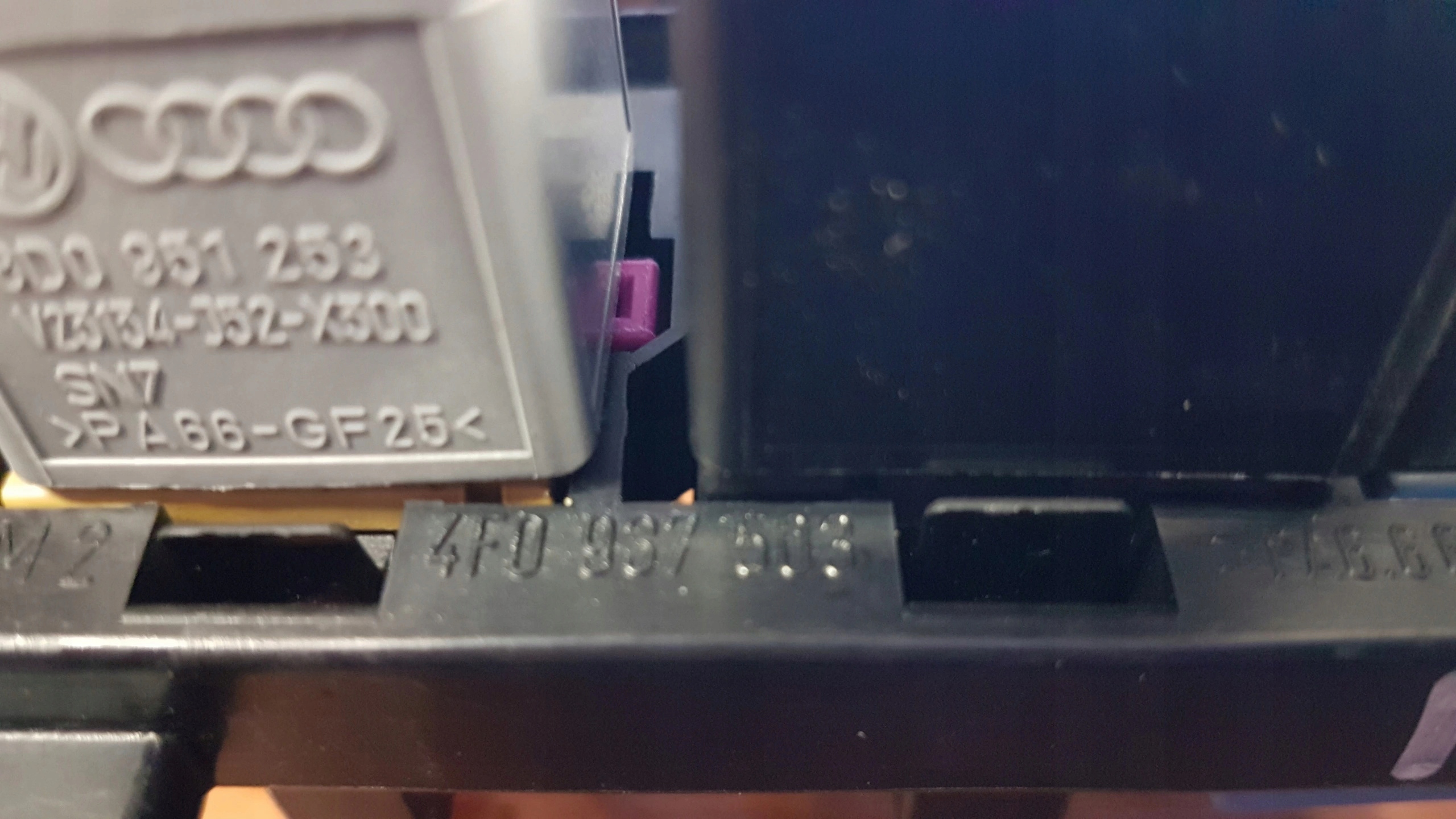 AUDI A6 C6 Halter PRZEKAZNIKI 4F0937503