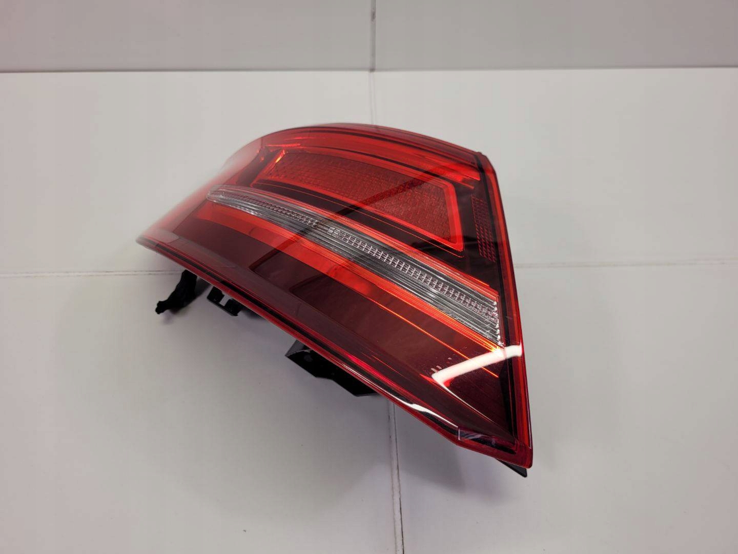light rear left side Audi A3 8V facelift 2018 2SD012838-01