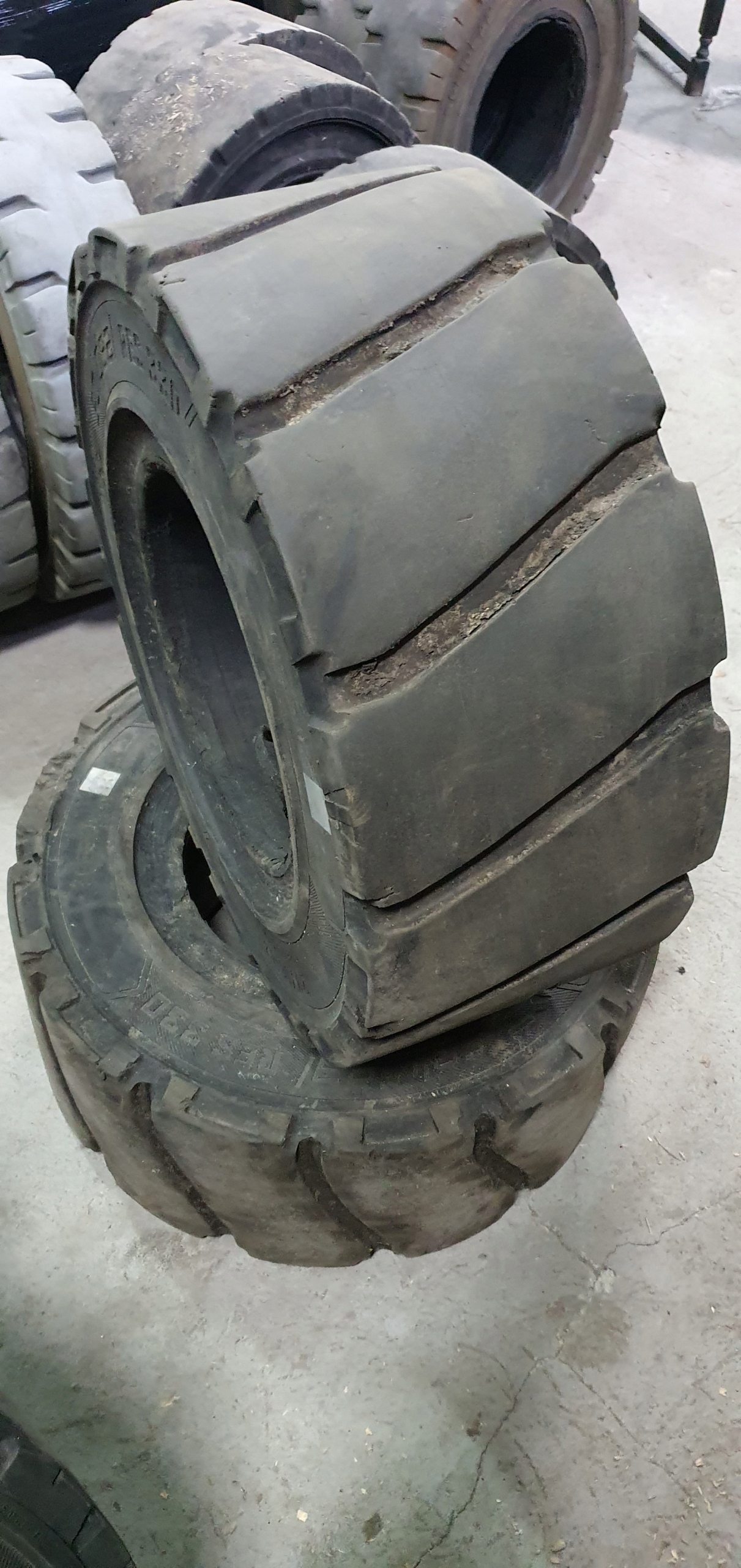 Полная шина Solideal 27x10-12 для вилочного погрузчика