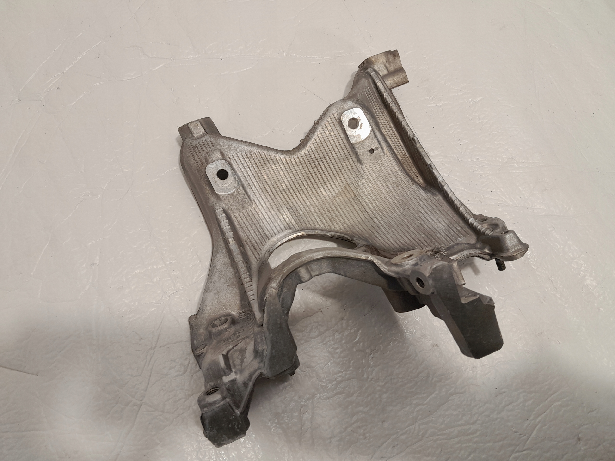 AUDI A4 B9 LIFT support holder of the engine left front 8W0399295E