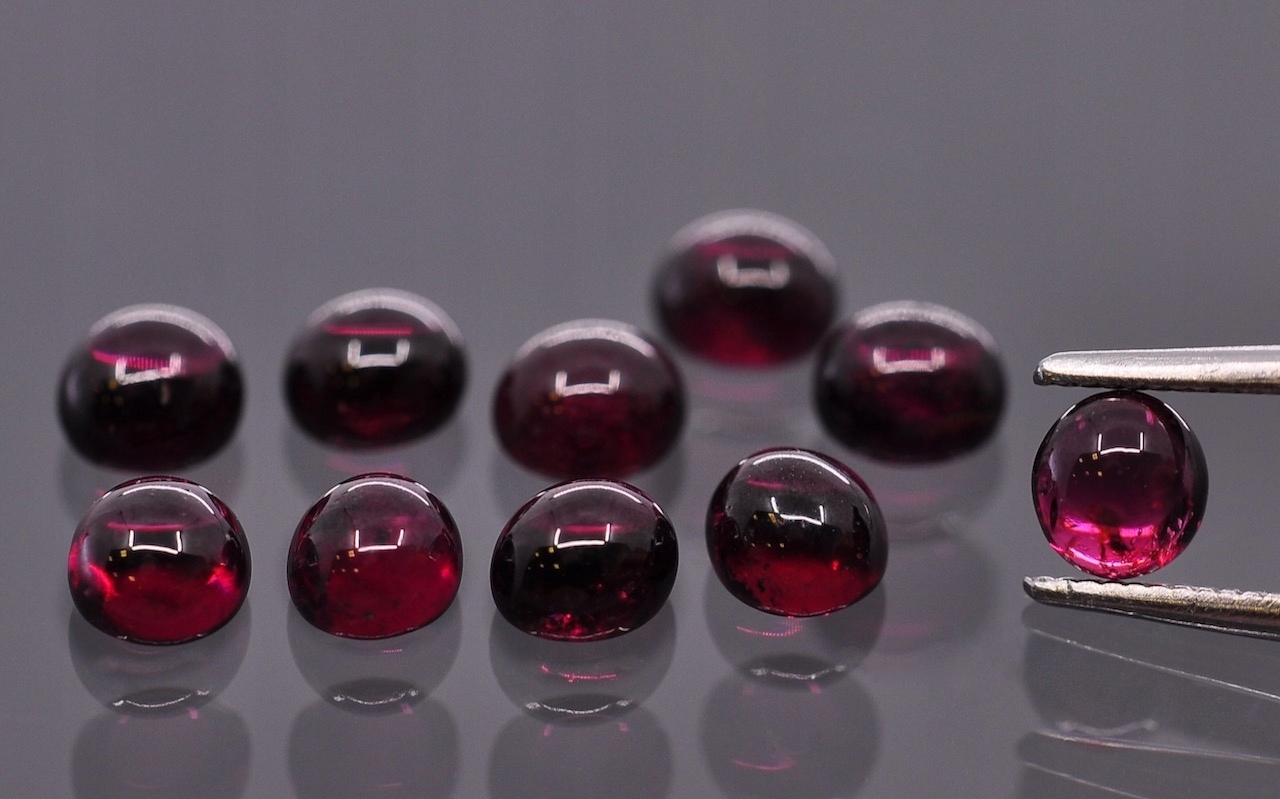 Granát Rodolit kabošon Set oválů 4,2x3,8-4,5x3