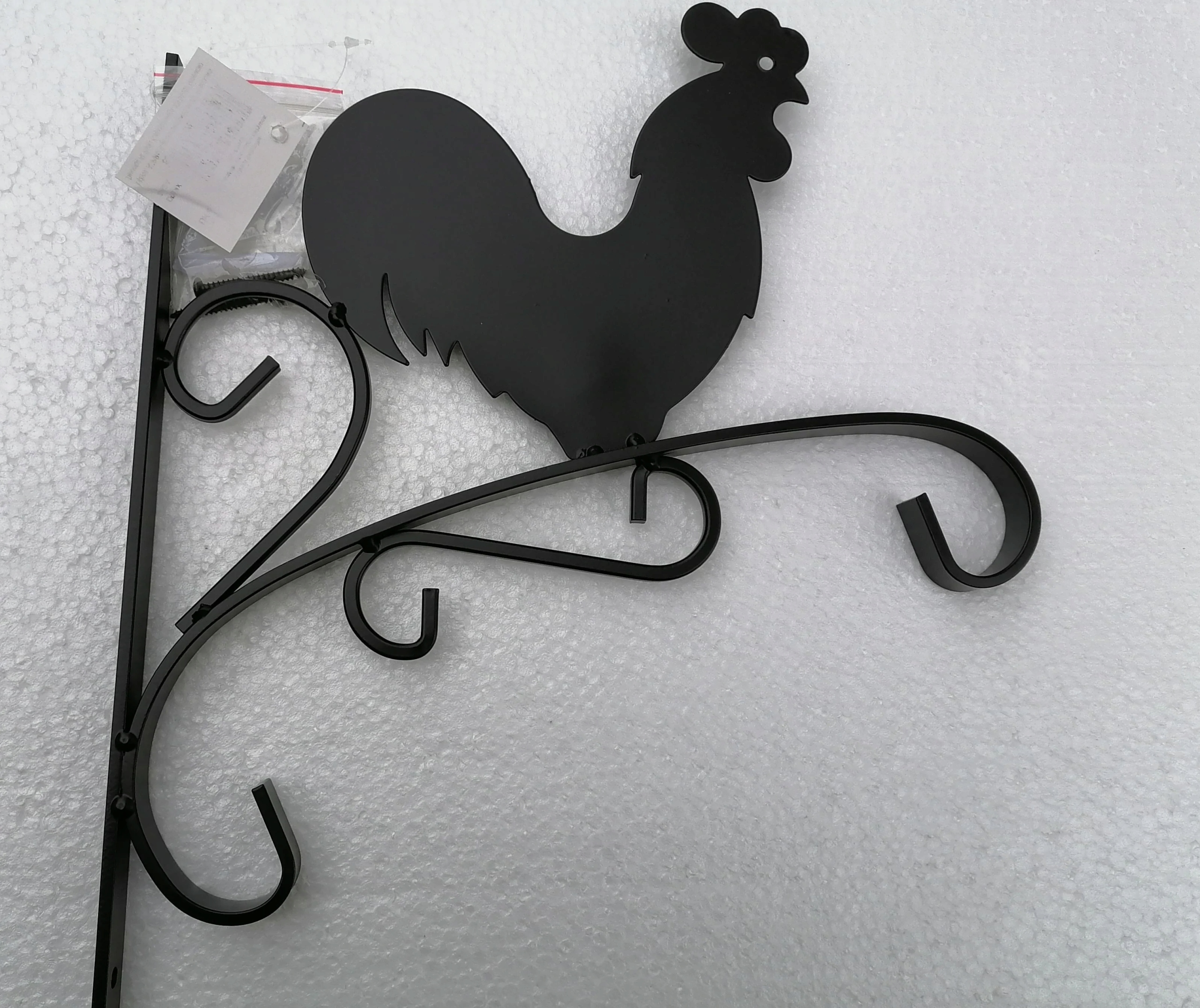 Uchwyt kwietnik na kwiaty doniczkę z kogutem metal Materiał wykonania metal