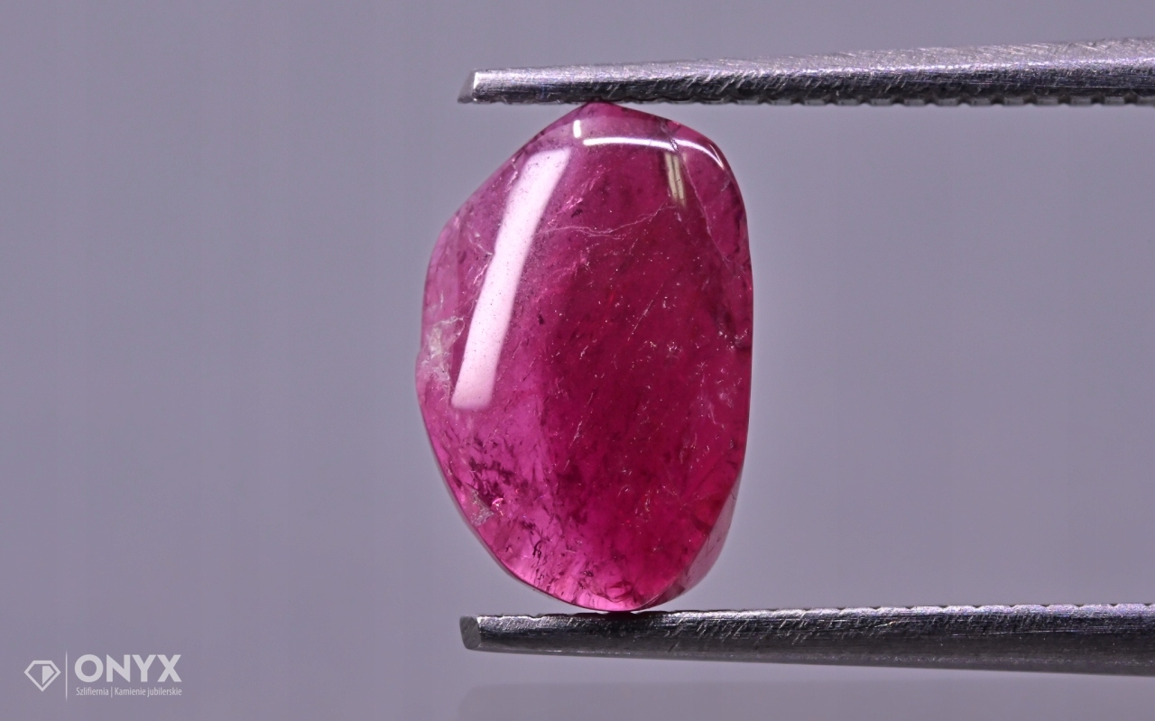 Turmalín konvexní nepravidelná destička 9x6 mm