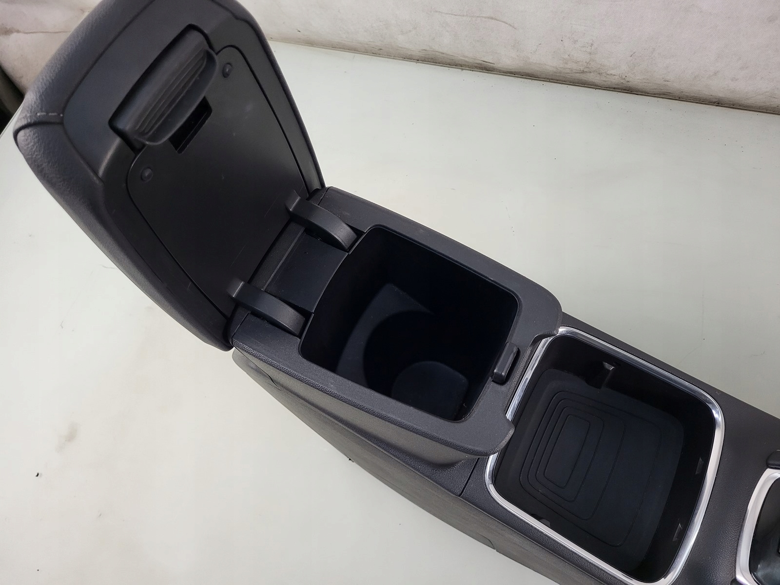 tunel central armrest button OPEL GRANDLAND YP000546YX