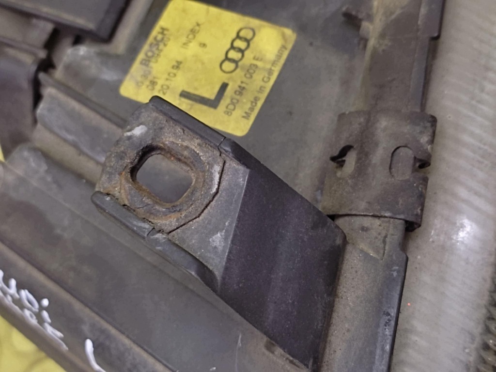 AUDI A4 B5 REFLEKTOR licht links vorne 8D0941003E