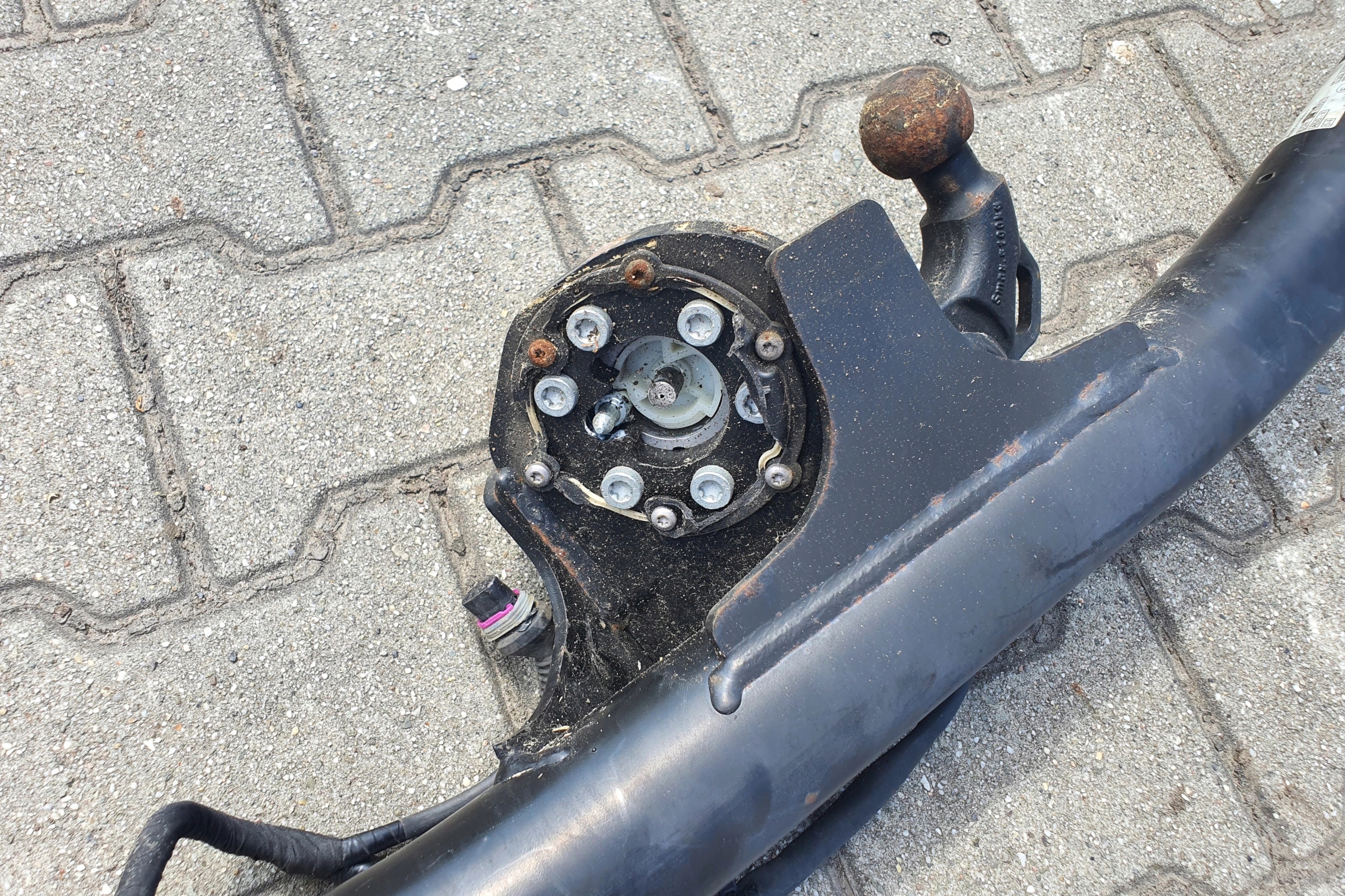 Hak holowniczy elektryczny Skoda Kodiaq 15- 565803881H Rodzaj kuli Brak informacji