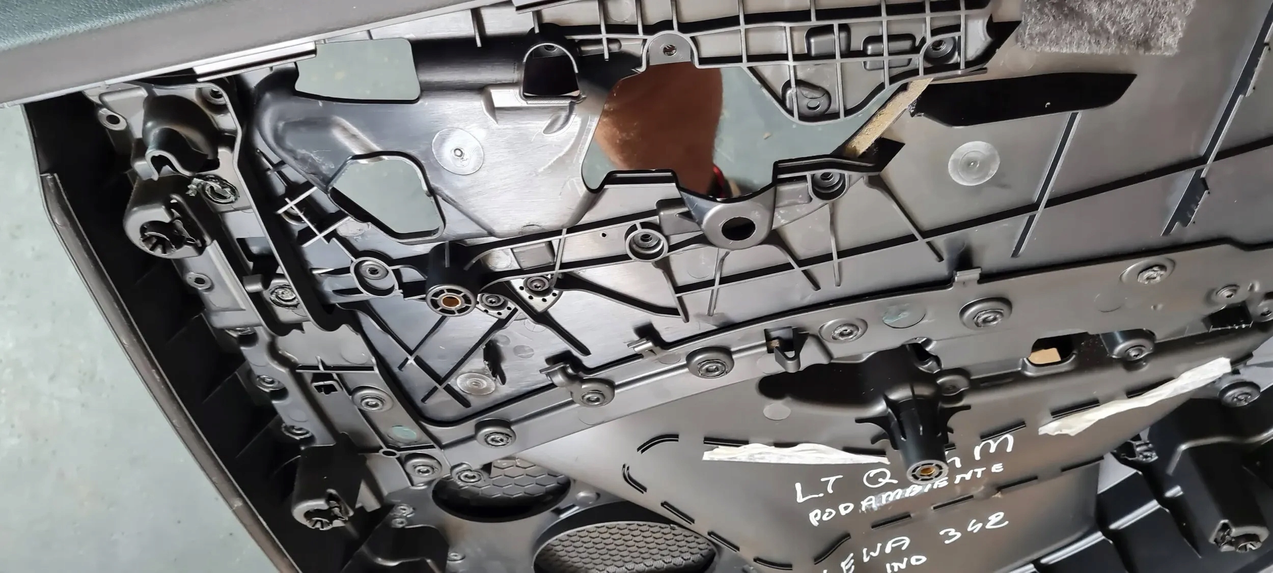 Q7 4M II SQ7 side left rear part ALCANTARA below AMBIENTE 4M0867317B