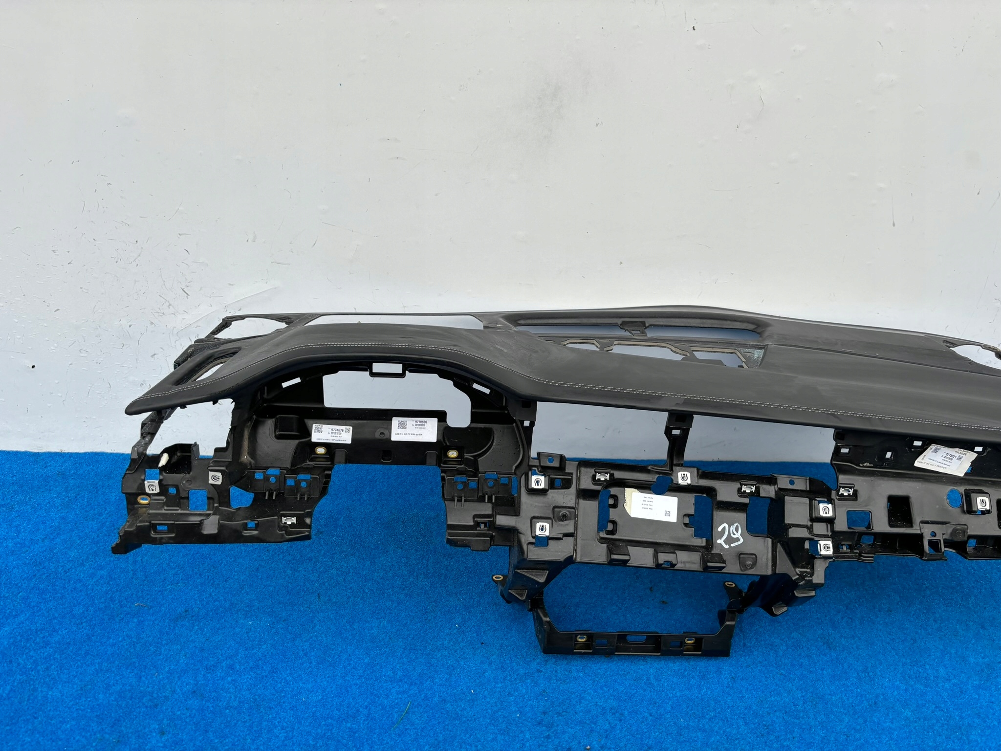 AUDI Q8 4M8 console dashboard instrument panel EUROPA 4M8857033 NR29