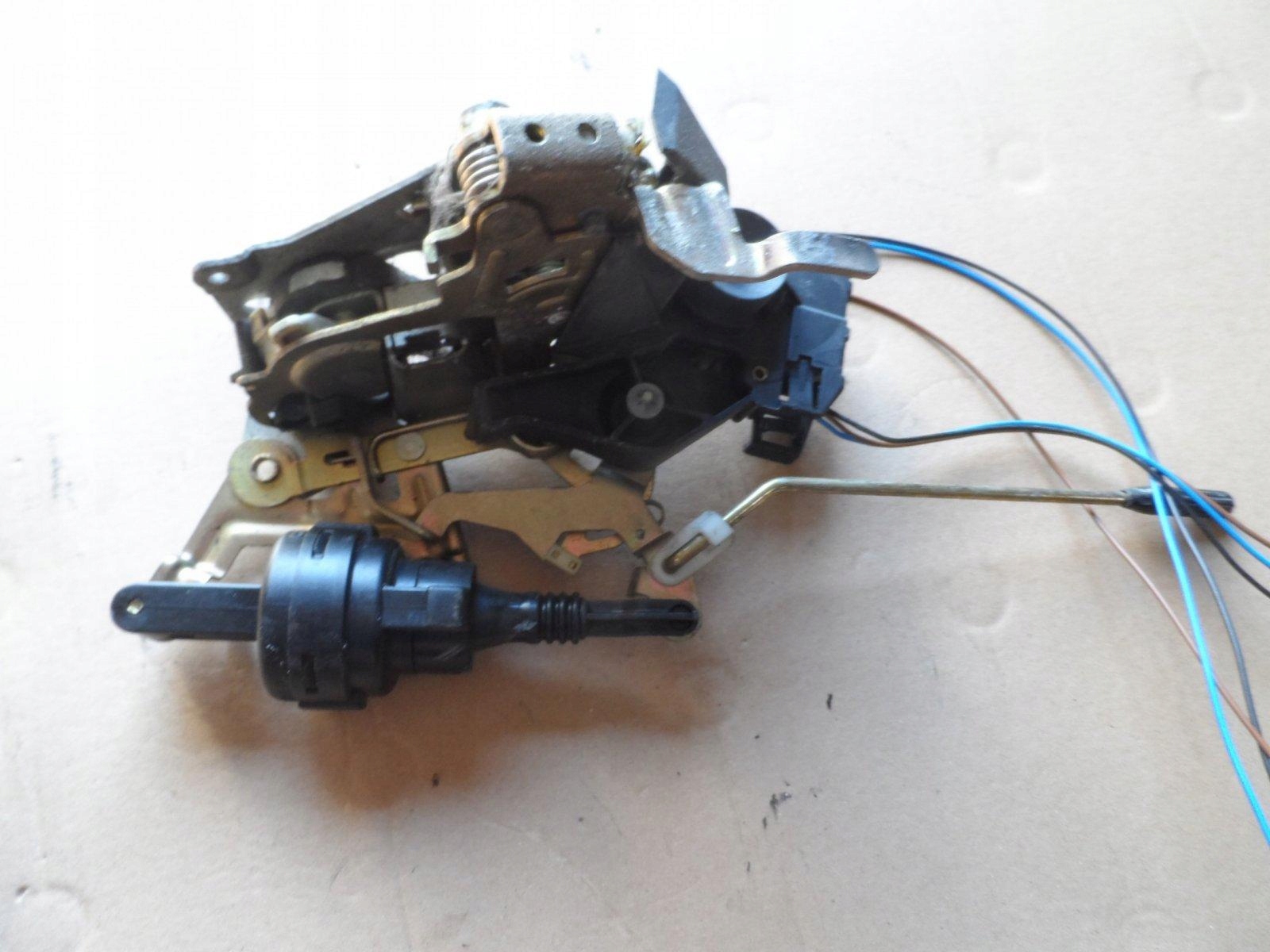 ZAMEK DRZWI PRZÓD PRAWY MERCEDES C-KLASA W202 Producent części Mercedes-Benz OE