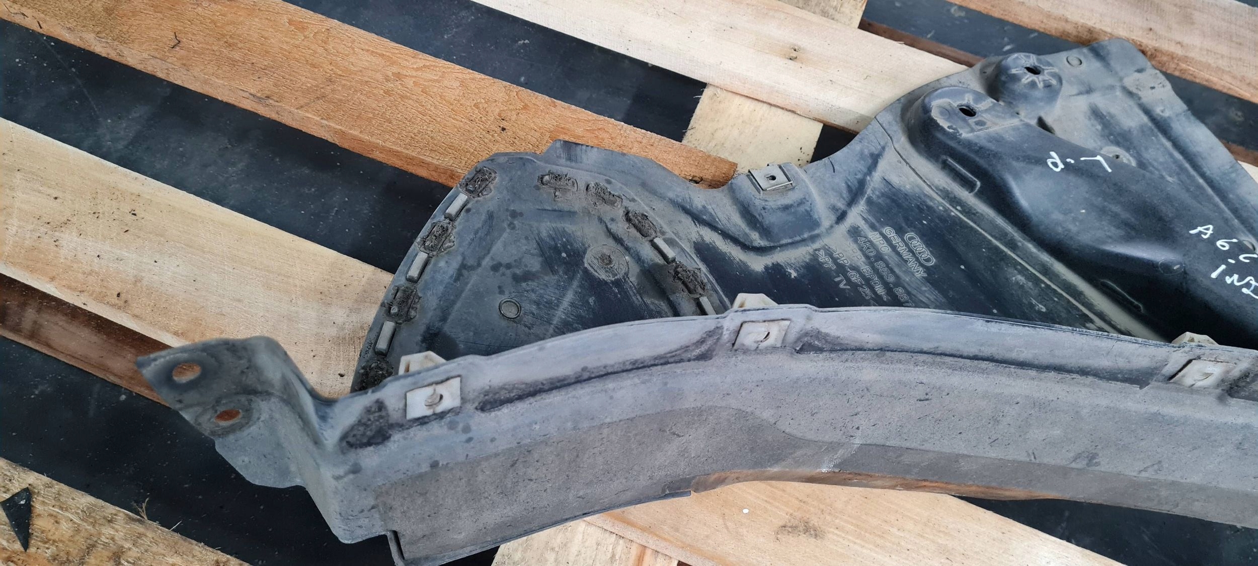 A6 C8 4K mudguard left left front front lower 4K0853887E