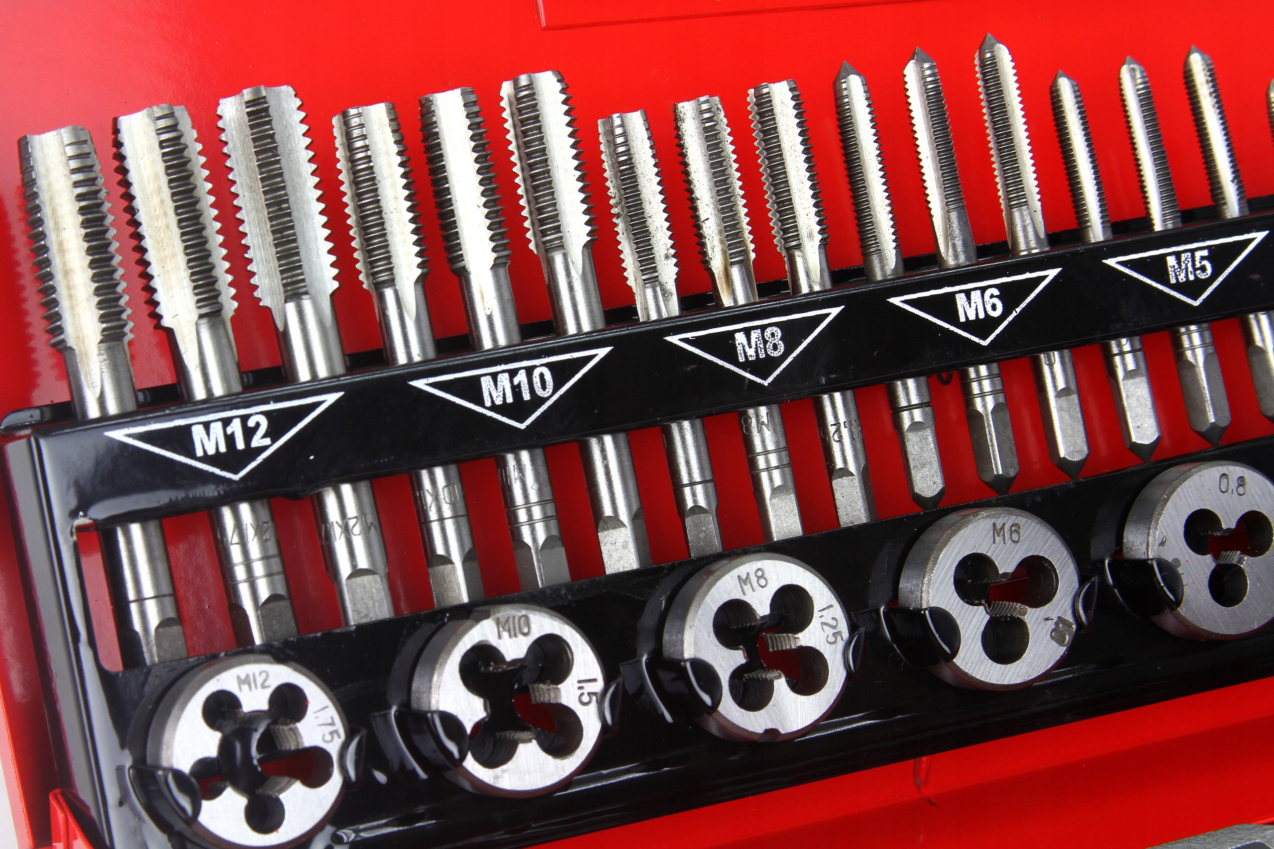 Набор плашек и метчиков 32EL. М3-М12 Калибр