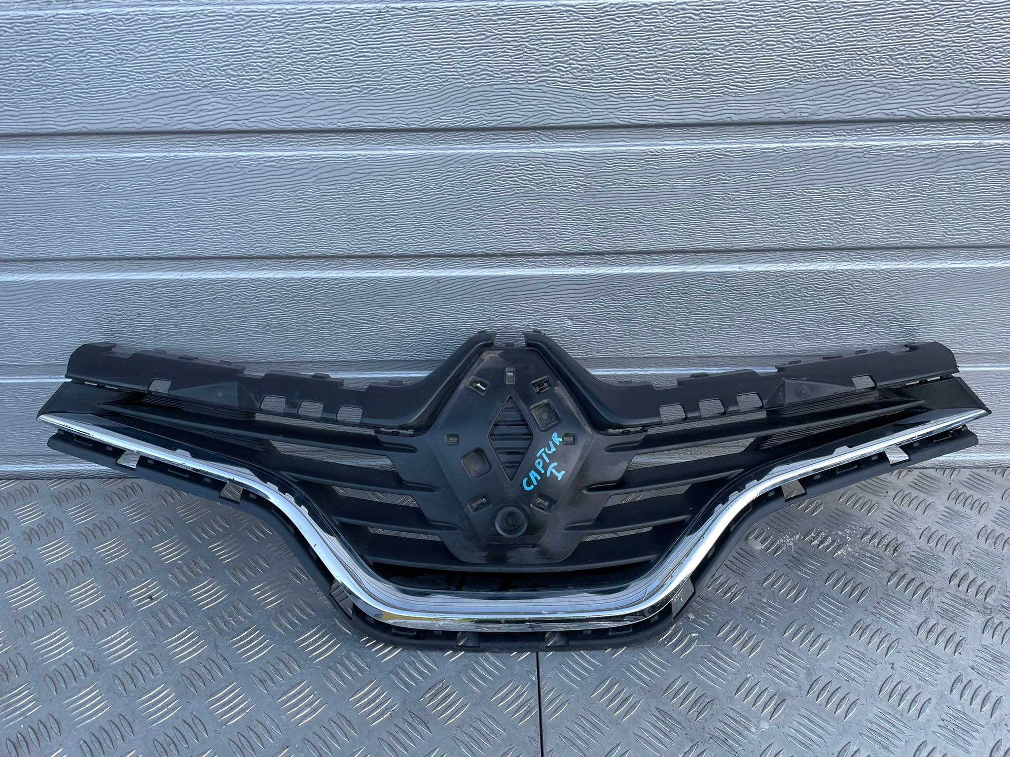 renault CAPTUR решетка радиатора и 623102335R