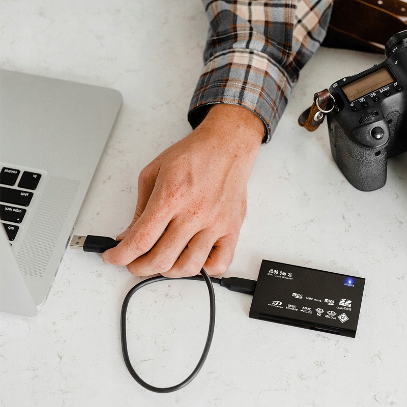 CZYTNIK KART USB SD SDHC SDXC MICRO MS XD CF Obsługiwane karty pamięci CompactFlash (CF) Memory Stick Micro (M2) Micro Secure Digital (micro SD) Mini Secure Digital (mini SD) MultiMedia Card (MMC) Secure Digital (SD) SmartMedia (SM) xD Picture Card (xD)