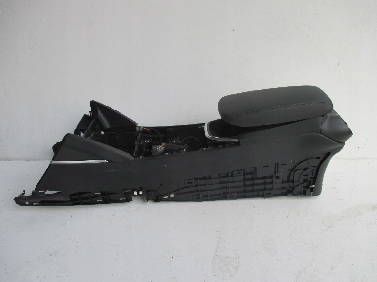 TUNEL PODŁOKIETNIK ALFA ROMEO STELVIO 18R