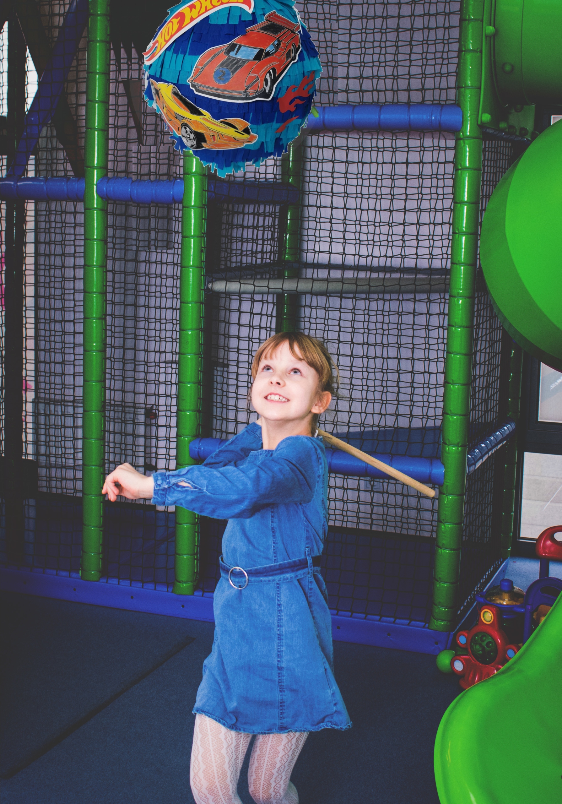 PINIATA AUTO Wheels chłopiec bajka 90 cm dodatki Wzór Pojazd