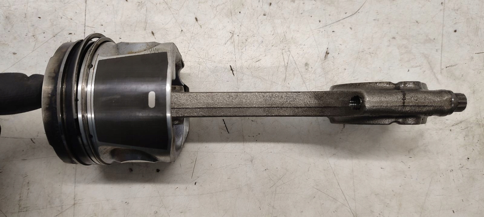 piston connecting rod Volvo V70 2,0D D5204T