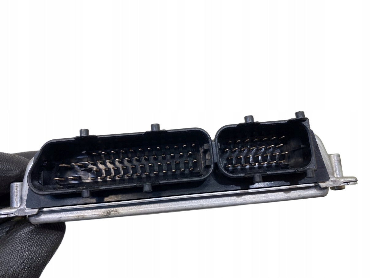 control unit of the engine VW PASSAT B5 1.8 T 8D0907557T 0261204185