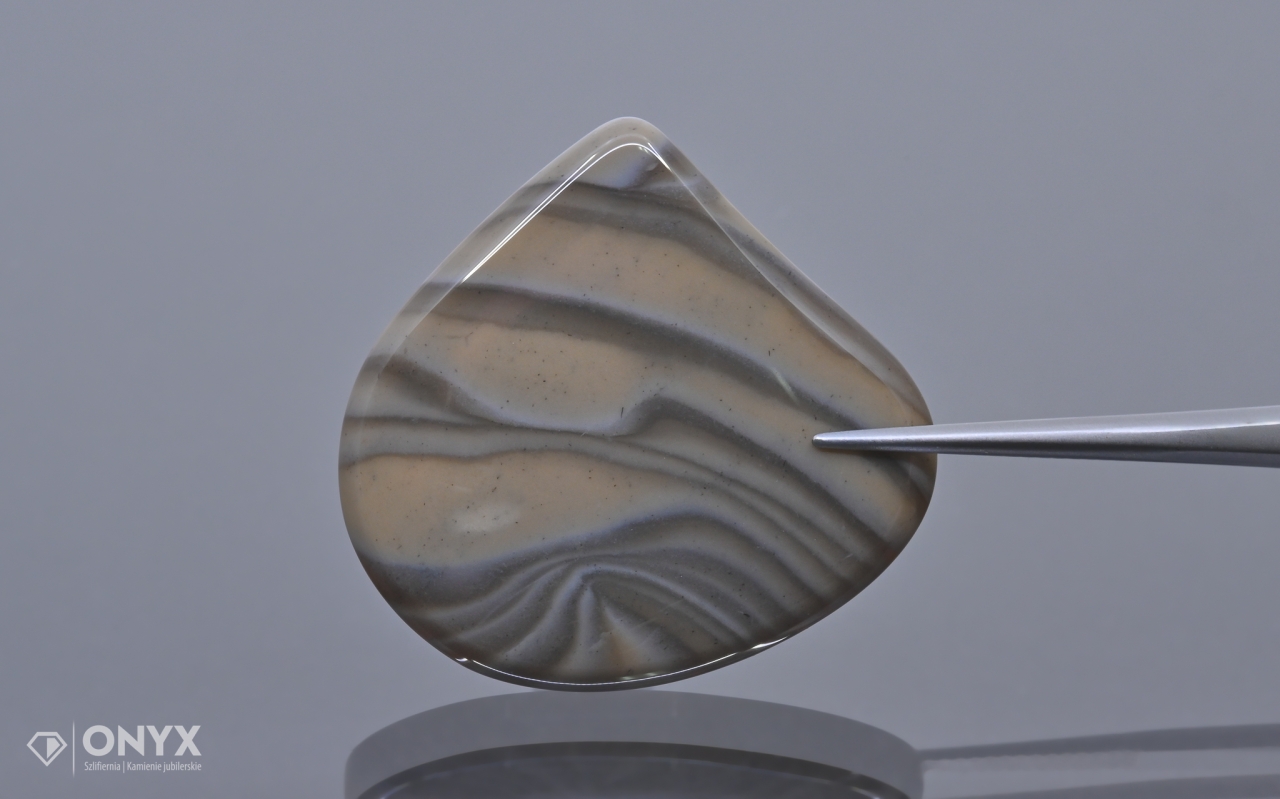 Křemílek pruhovaný kabošon nepravidelný 32,5x31 mm