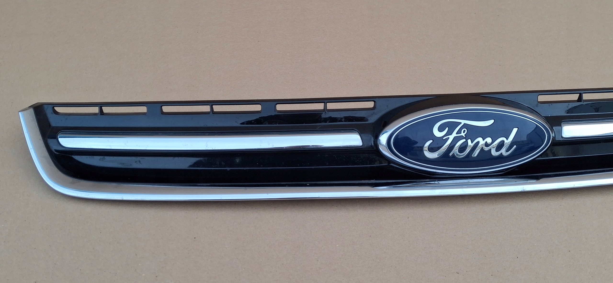 FORD KUGA MK2 ESCAPE GRILL ATRAPA CHŁODNICY EMBLEMAT CHROM CV44-8150-AEW Typ samochodu 4x4/SUV Samochody osobowe