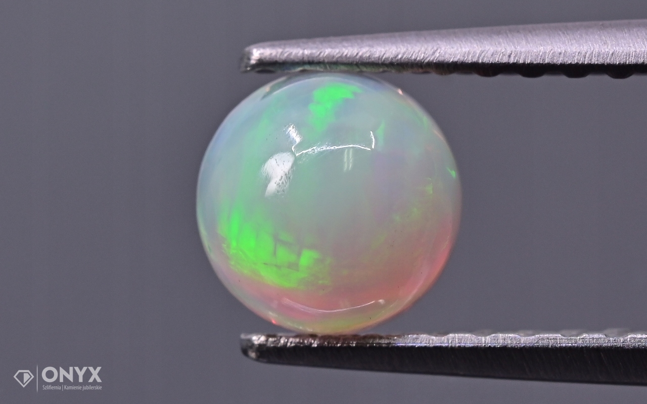 Opál z Etiopie kabošon kulatý fi 5,1 mm