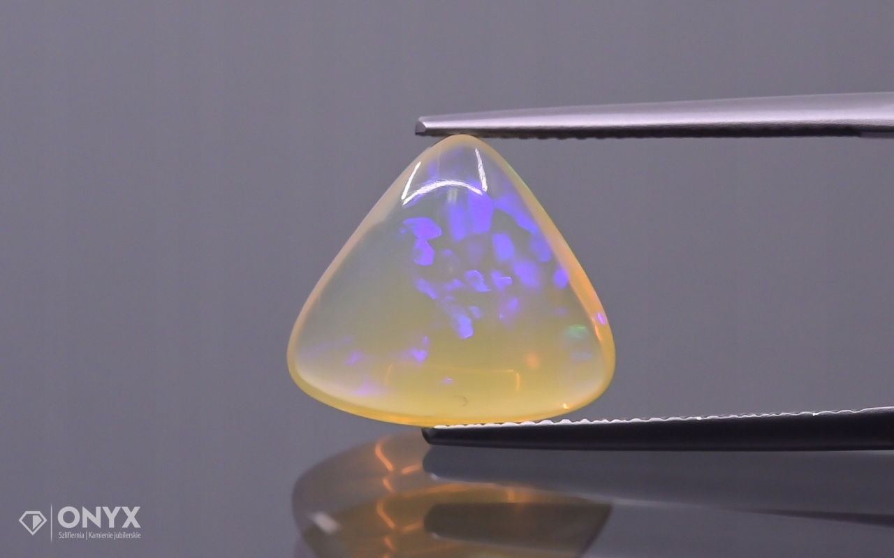 Opál z Etiopie kabošon trojúhelník 14,5x13 mm