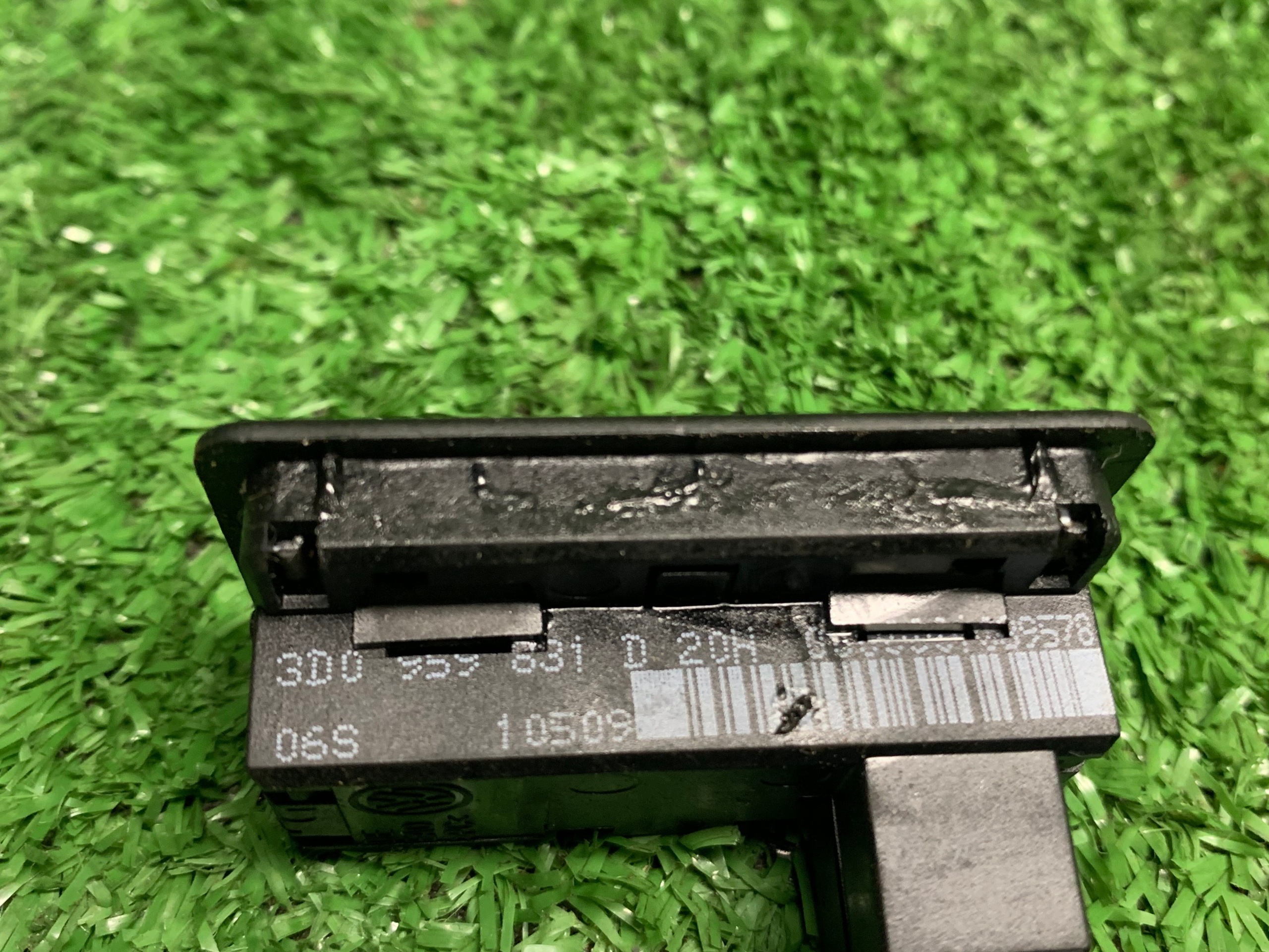 button of the opening bonnet boot - Audi A4 B8 / A6 C6 3D0959831D
