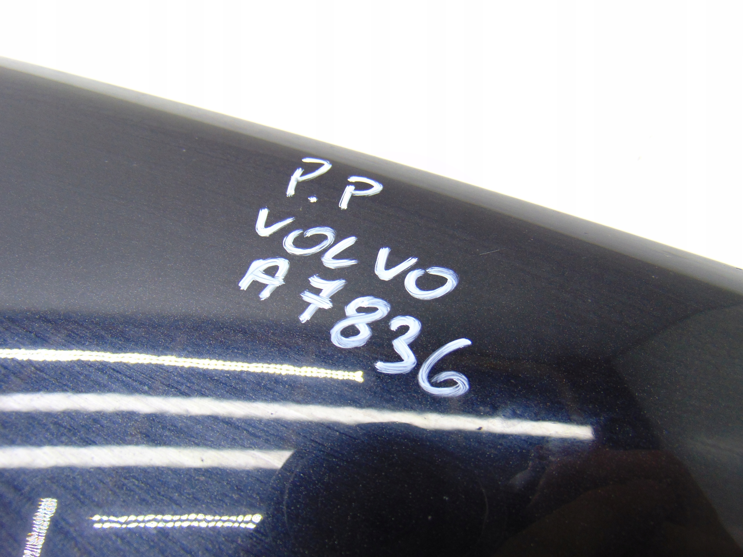 крыло правое переднее volvo V40 II Цвет 45200 черный сапфир