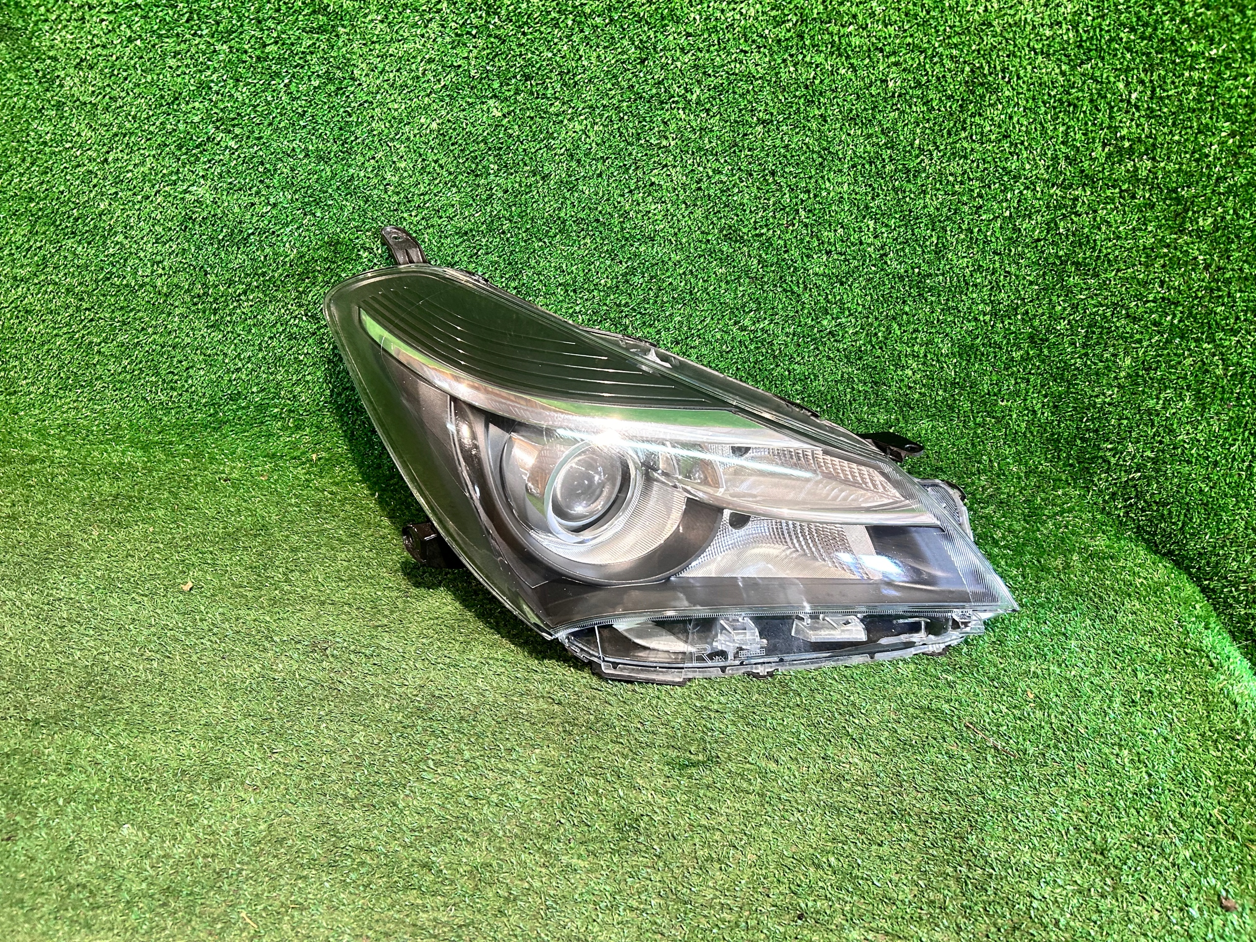 REFLEKTOR right TOYOTA YARIS III 14