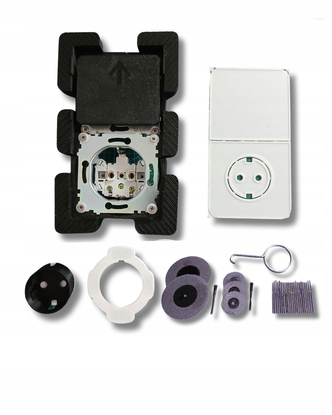 Skrytá zásuvka a samostatný naddoskový spínač do kuchyne, tmavá dlažba