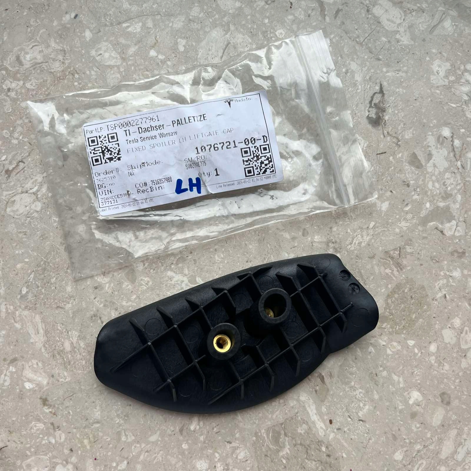 TESLA X holder console stand SPOJLERA left 1076721-00-D new