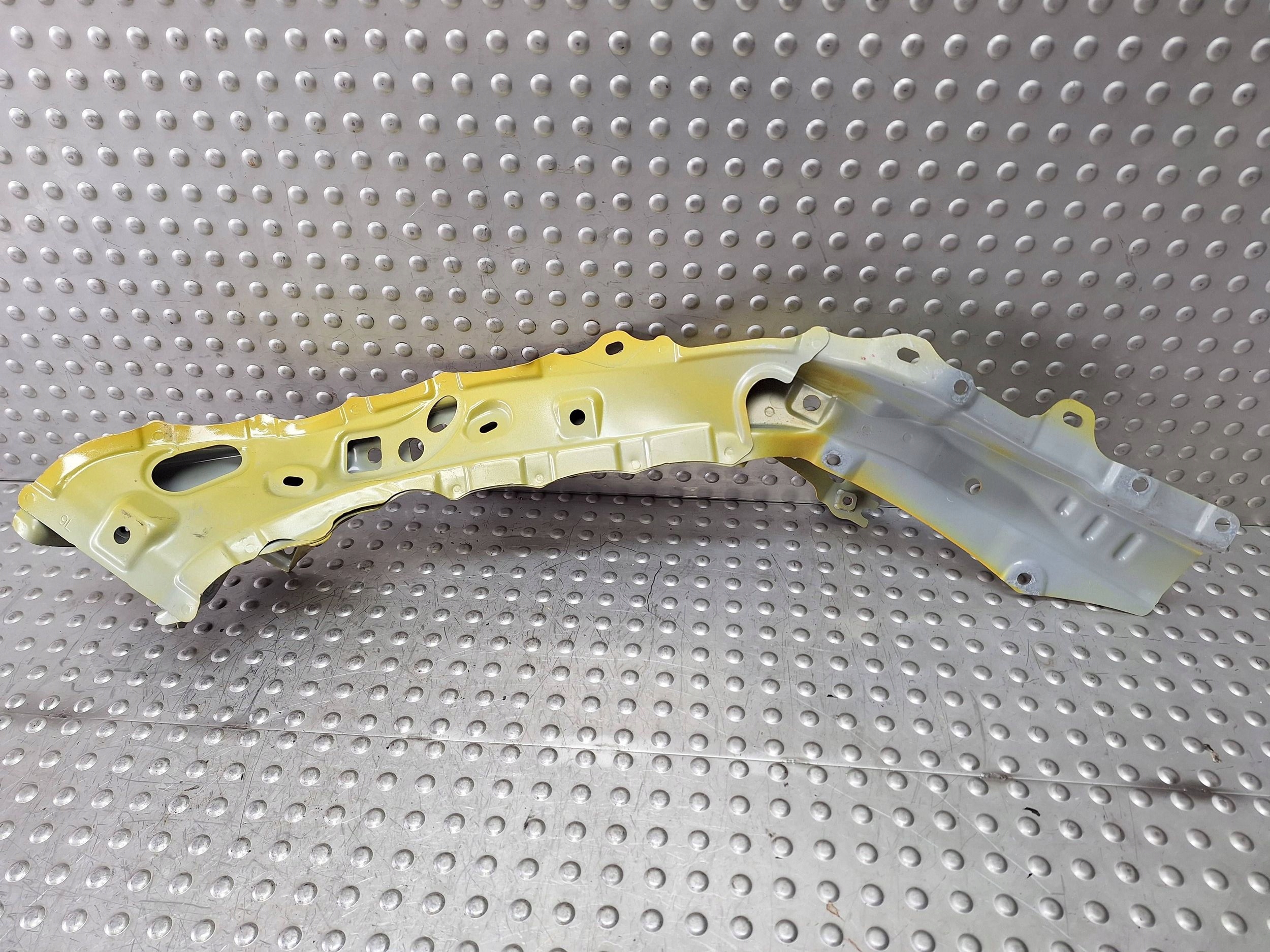OKULAR left wall support TOYOTA PRIUS V 23- XW60