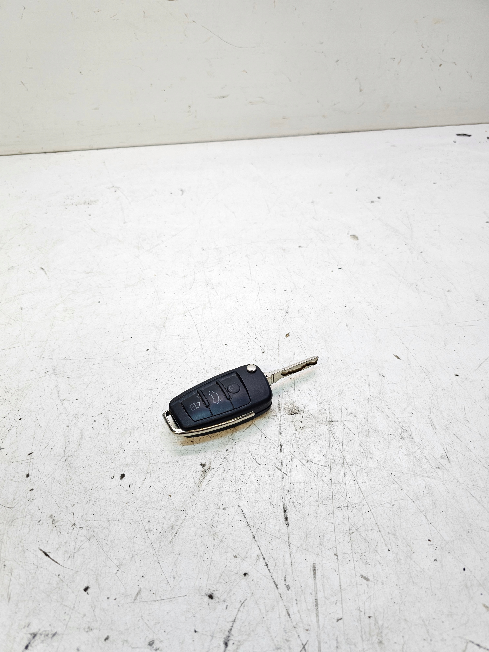 key PILOT SCYZORYK AUDI A4 B7 8E0837220R *2*