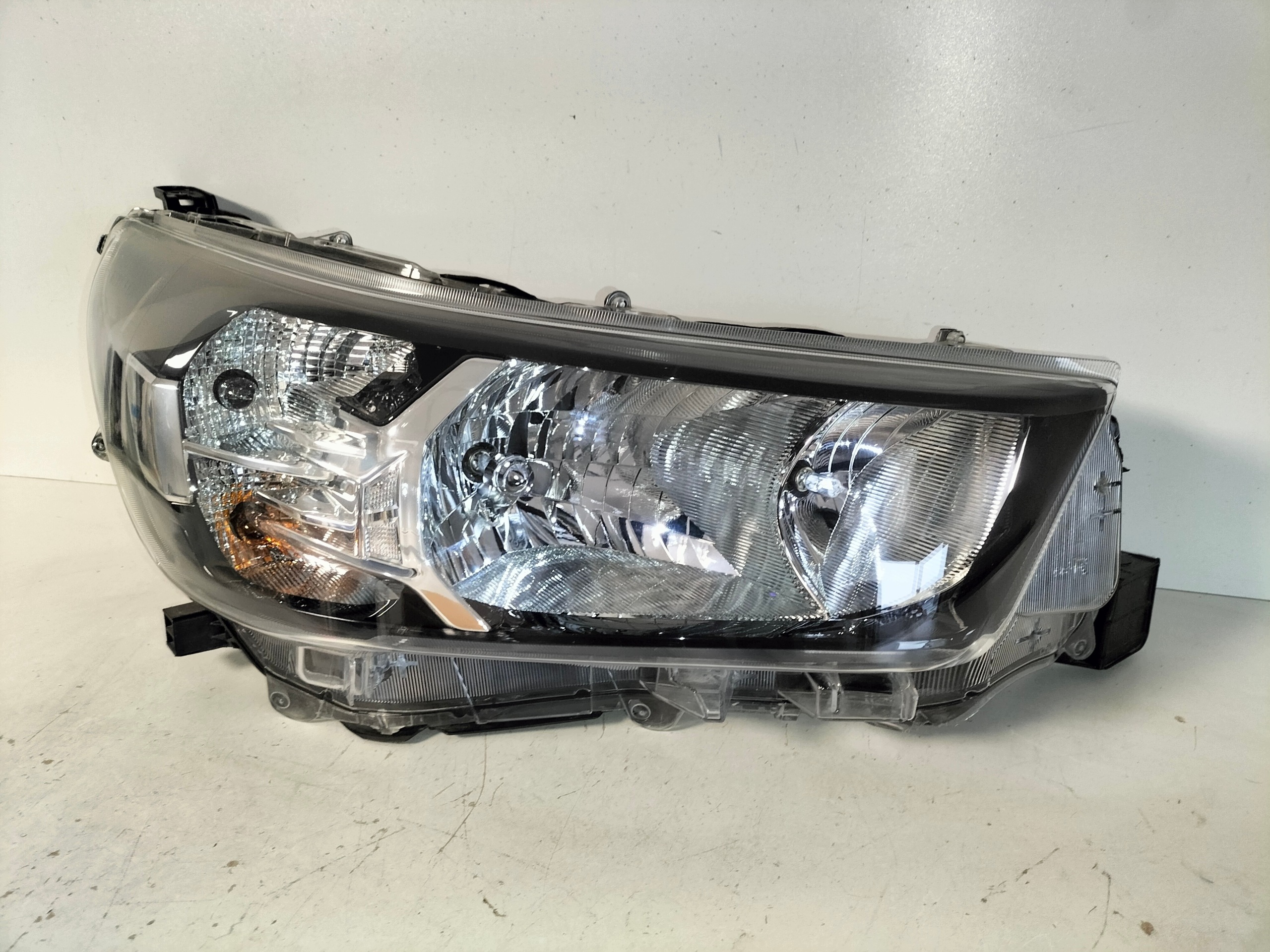 light front reflektor right TOYOTA HILUX VIII LIFT 20