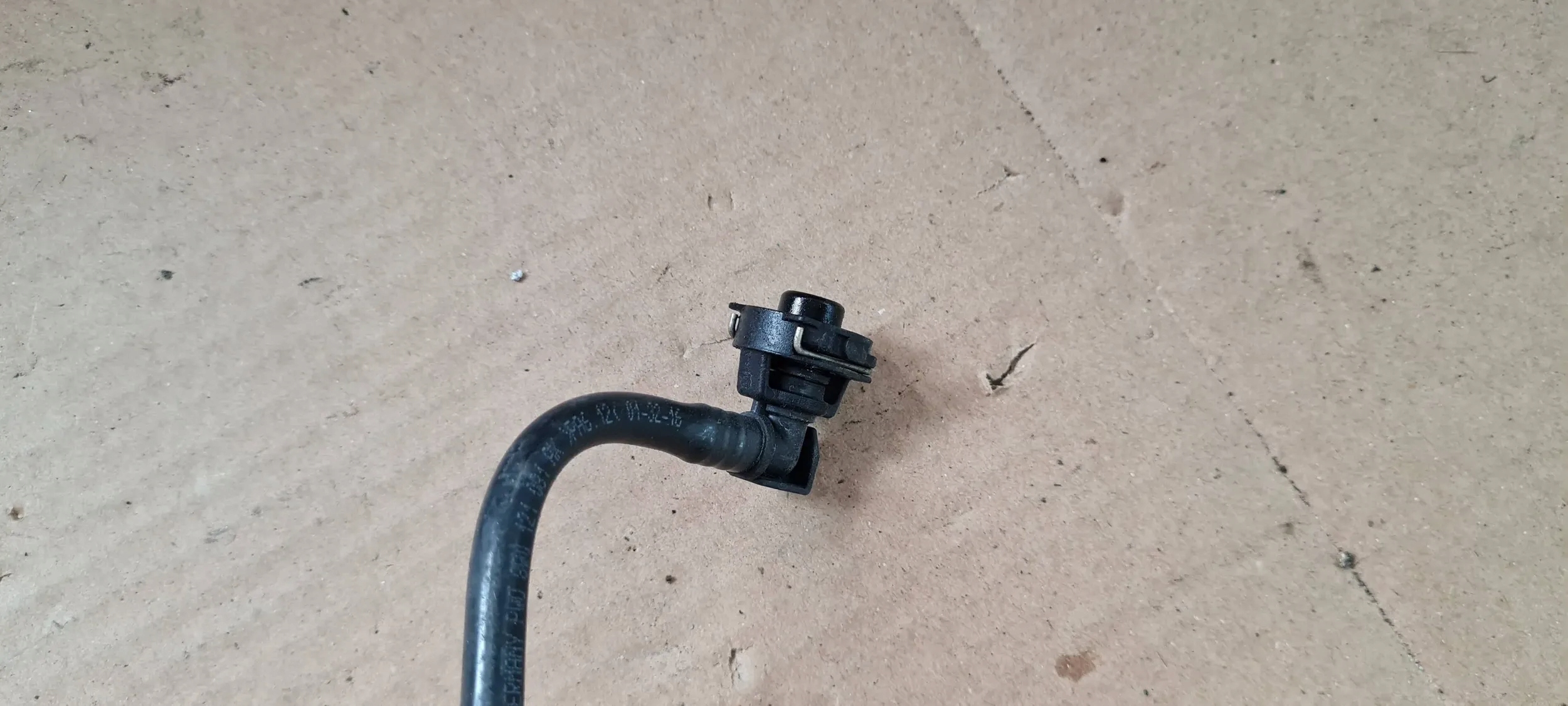 A4 B9 8W PRIJENOS CIJEVČICA VODE 2.0 TDI 8W0121081AK A5 8W