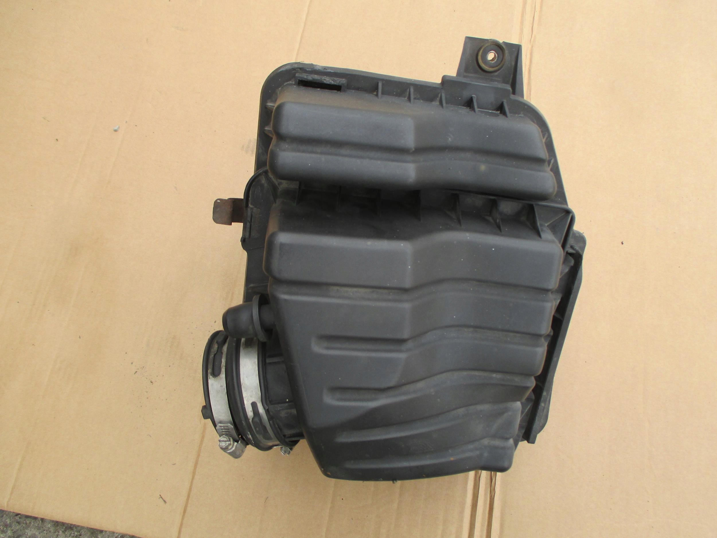 VOYAGER IV 2.8 CRD 00-07 OBUDOWA FILTRA POWIETRZA